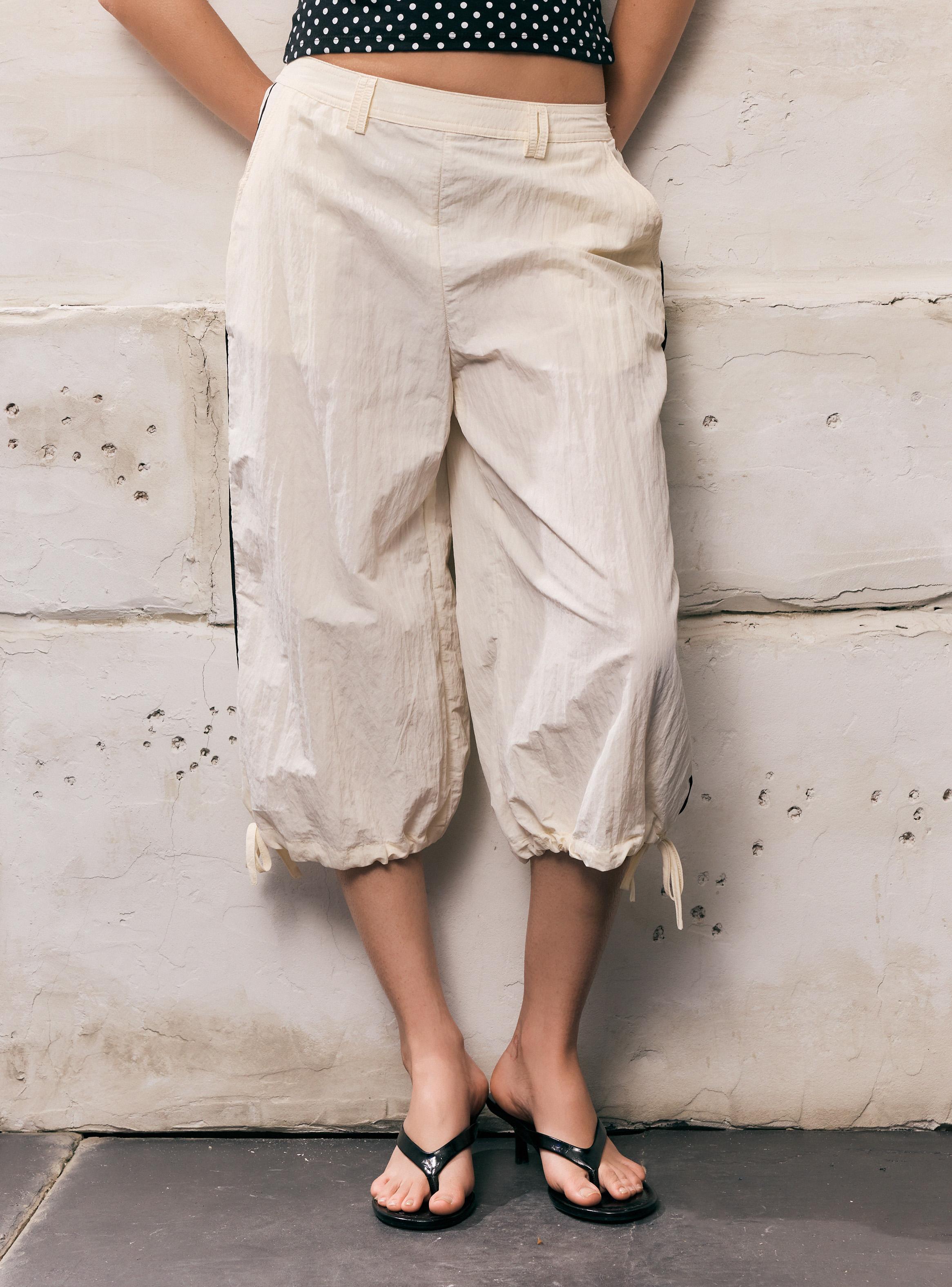 Pantalón Tipo Capri con Amarra y Detalle en Costado-0
