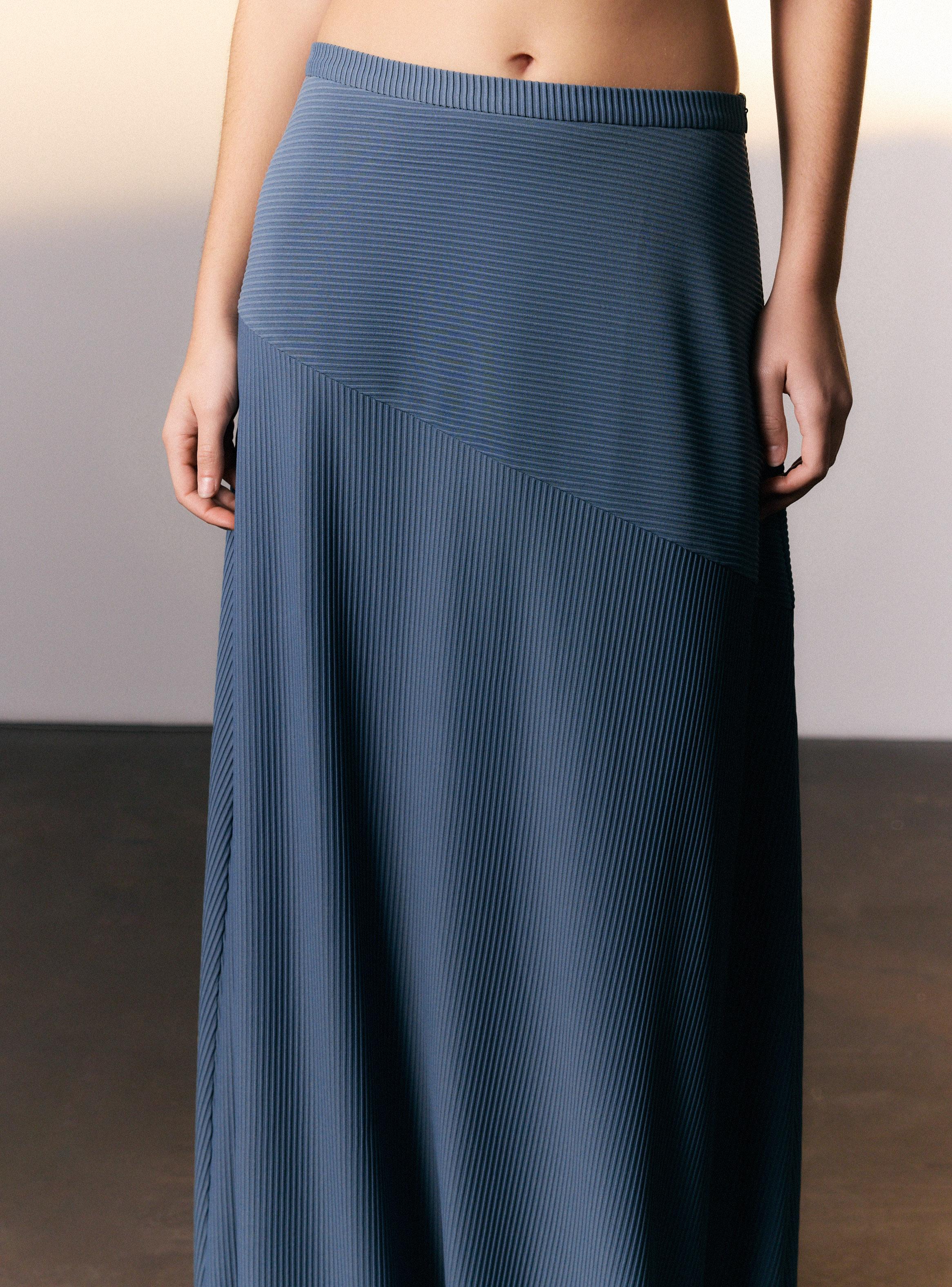 Falda Maxi Corte Diagonal con Textura Colaboración Eliora-3