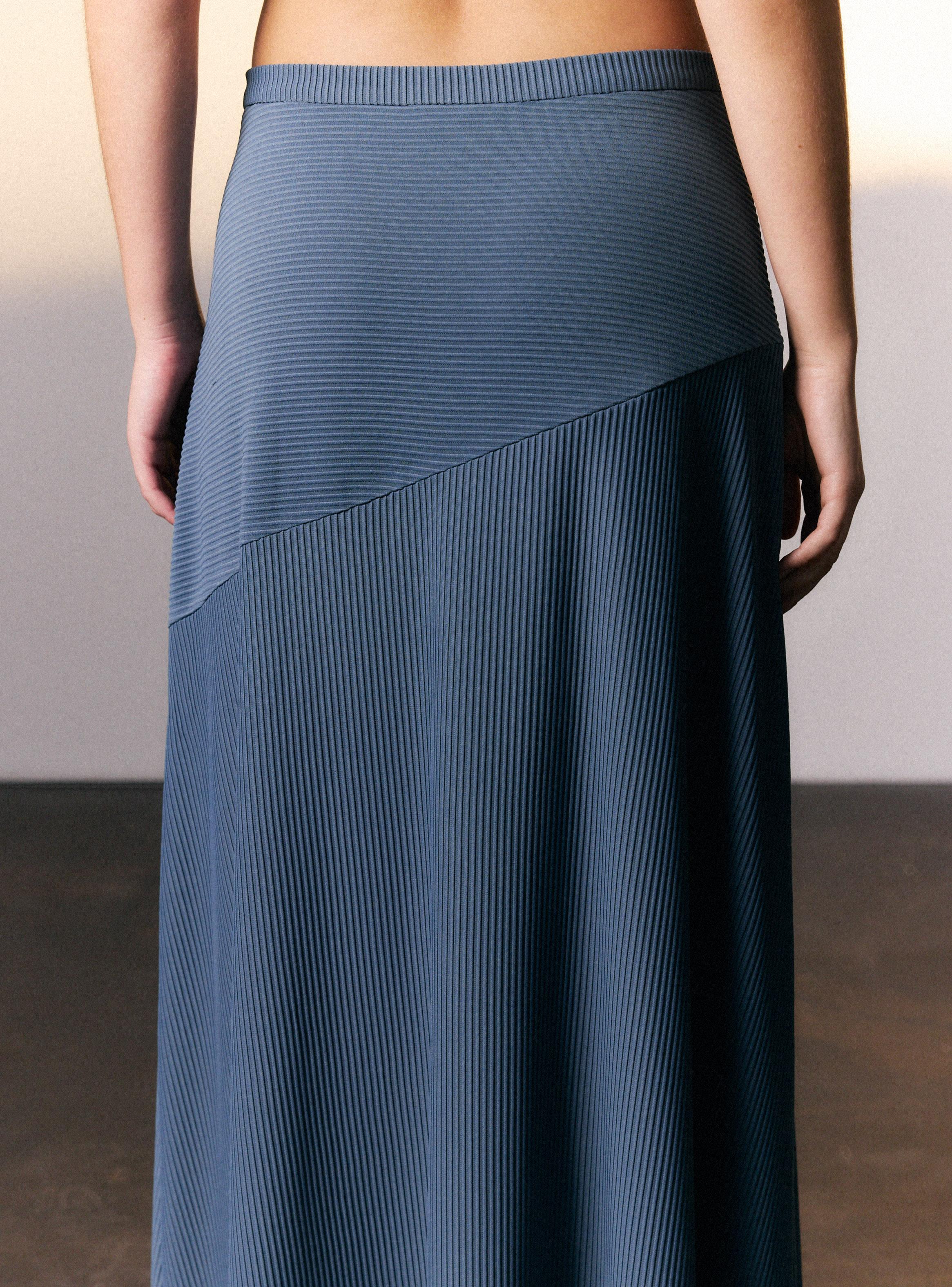 Falda Maxi Corte Diagonal con Textura Colaboración Eliora-2