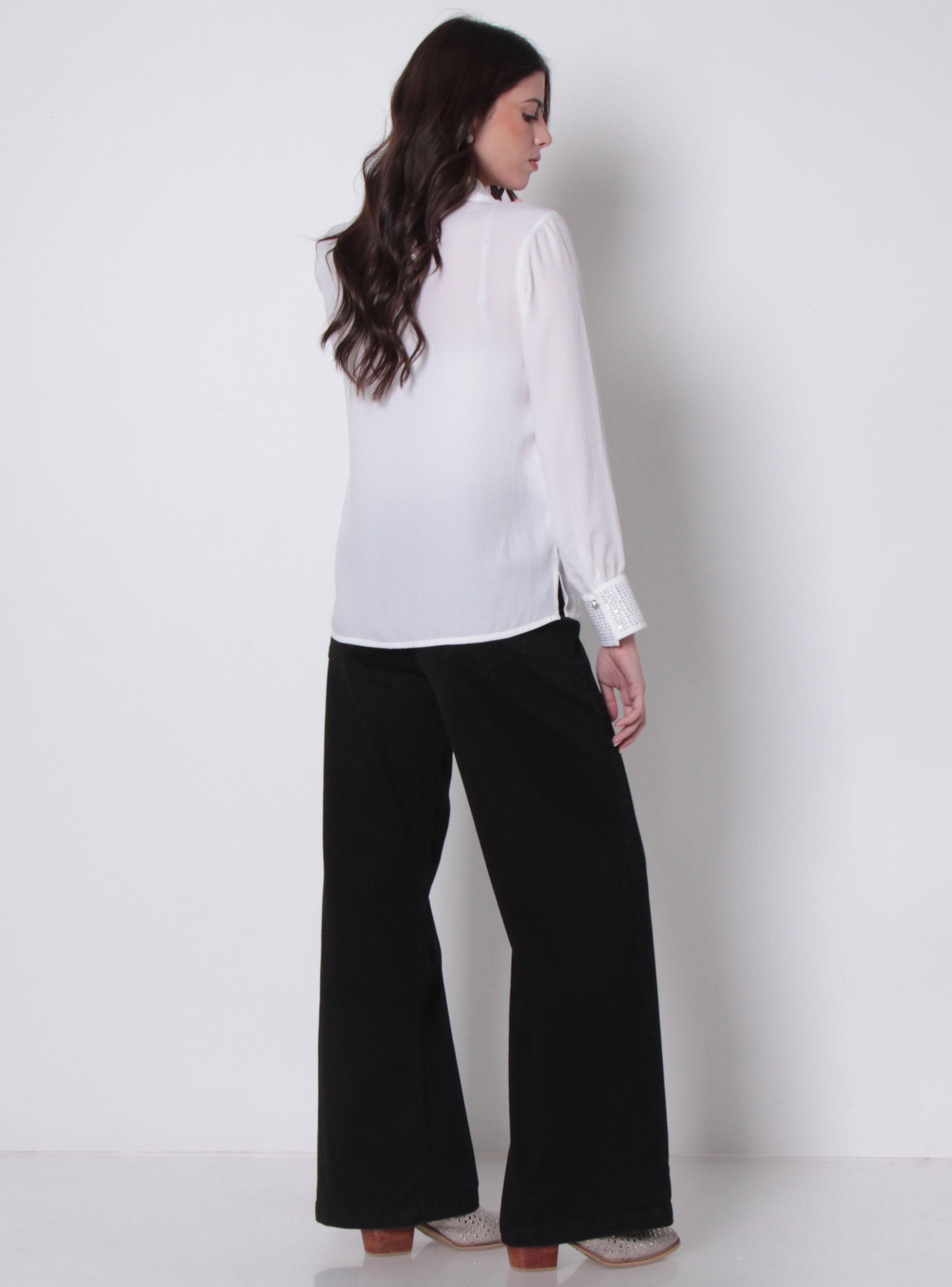 Blusa Abotonada en Delantero con Aplicación en Puños-4