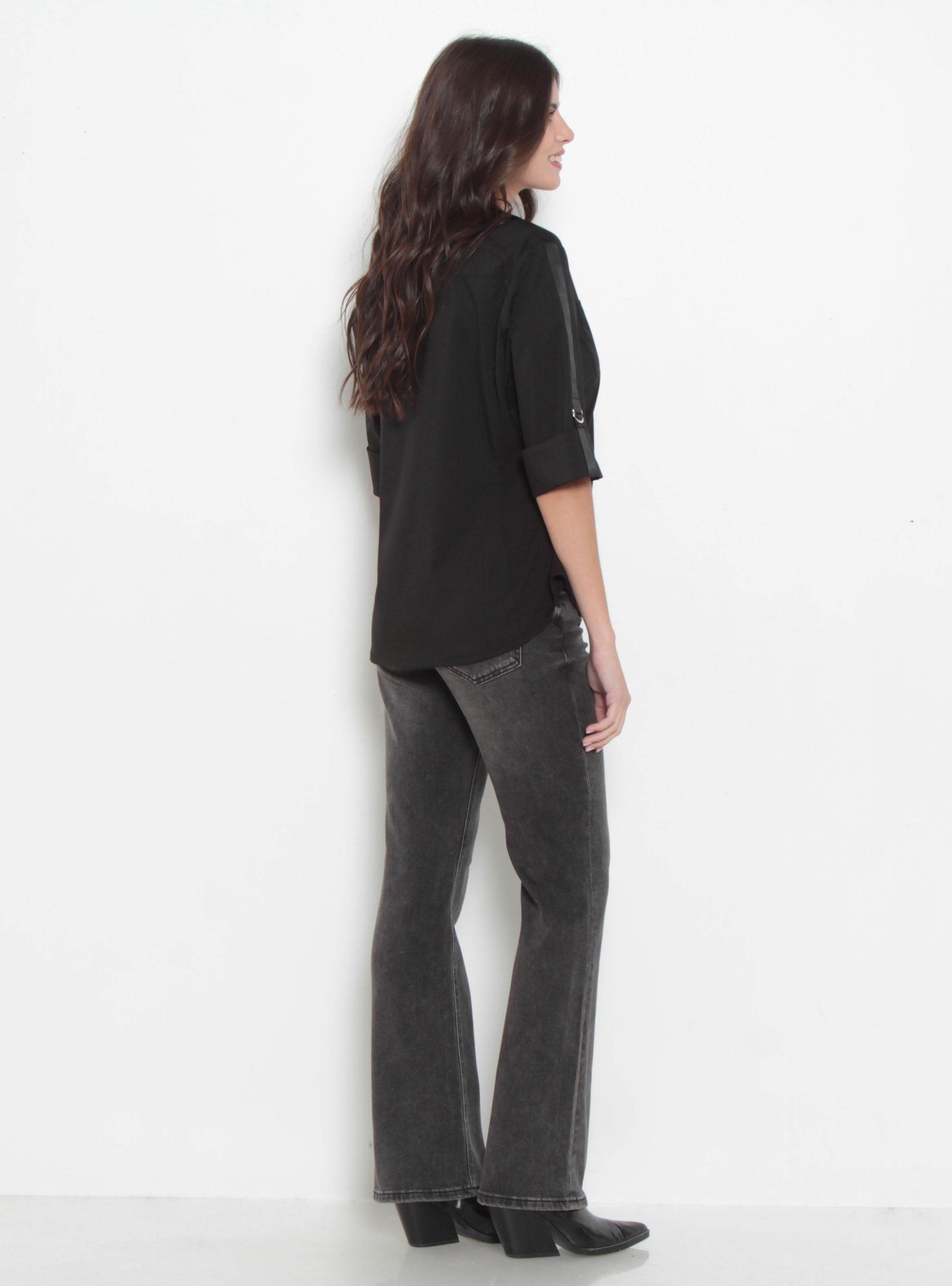 Blusa Escote V con Bolsillos y Detalle en Mangas-4