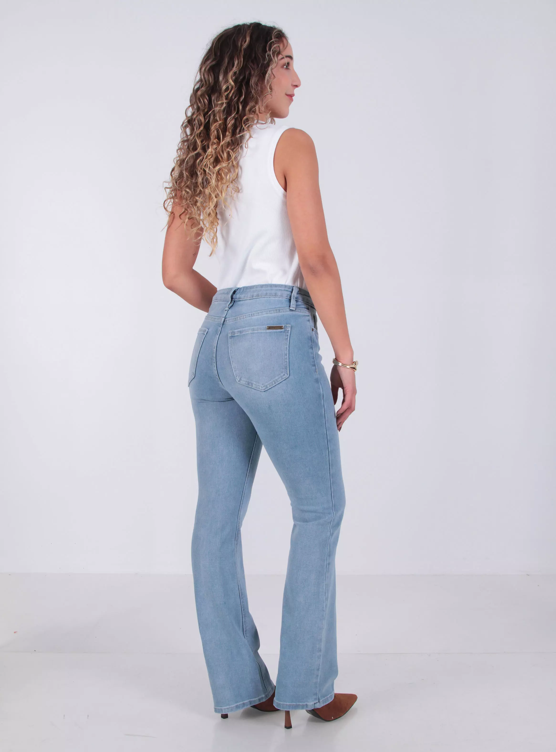 Jeans Recto Tiro Medio Pretina Básica de 1 Botón-4