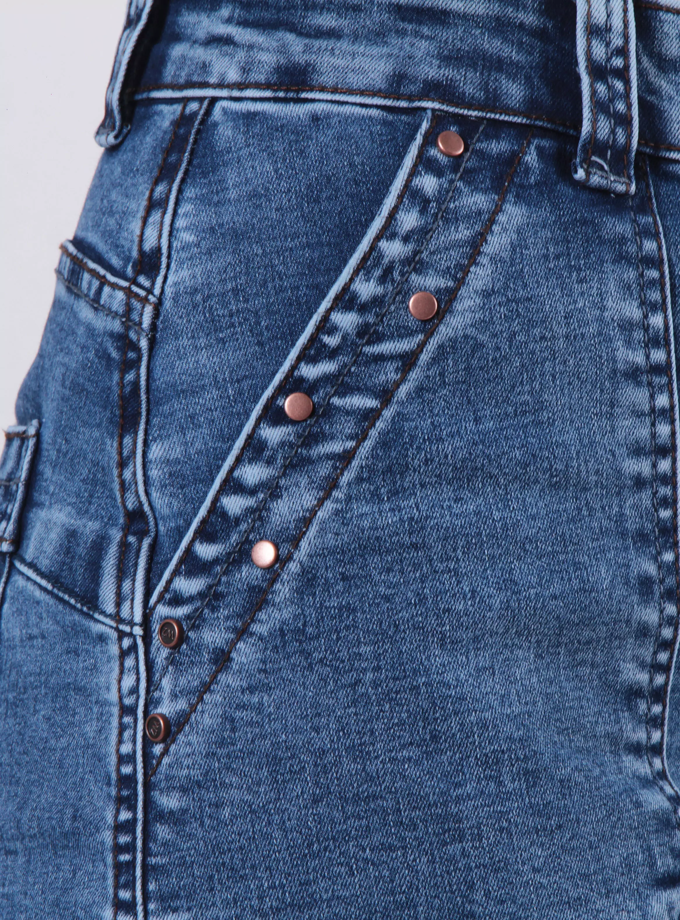 Jeans Cargo Recto Tiro Alto Detalle Tachas Bolsillo-2