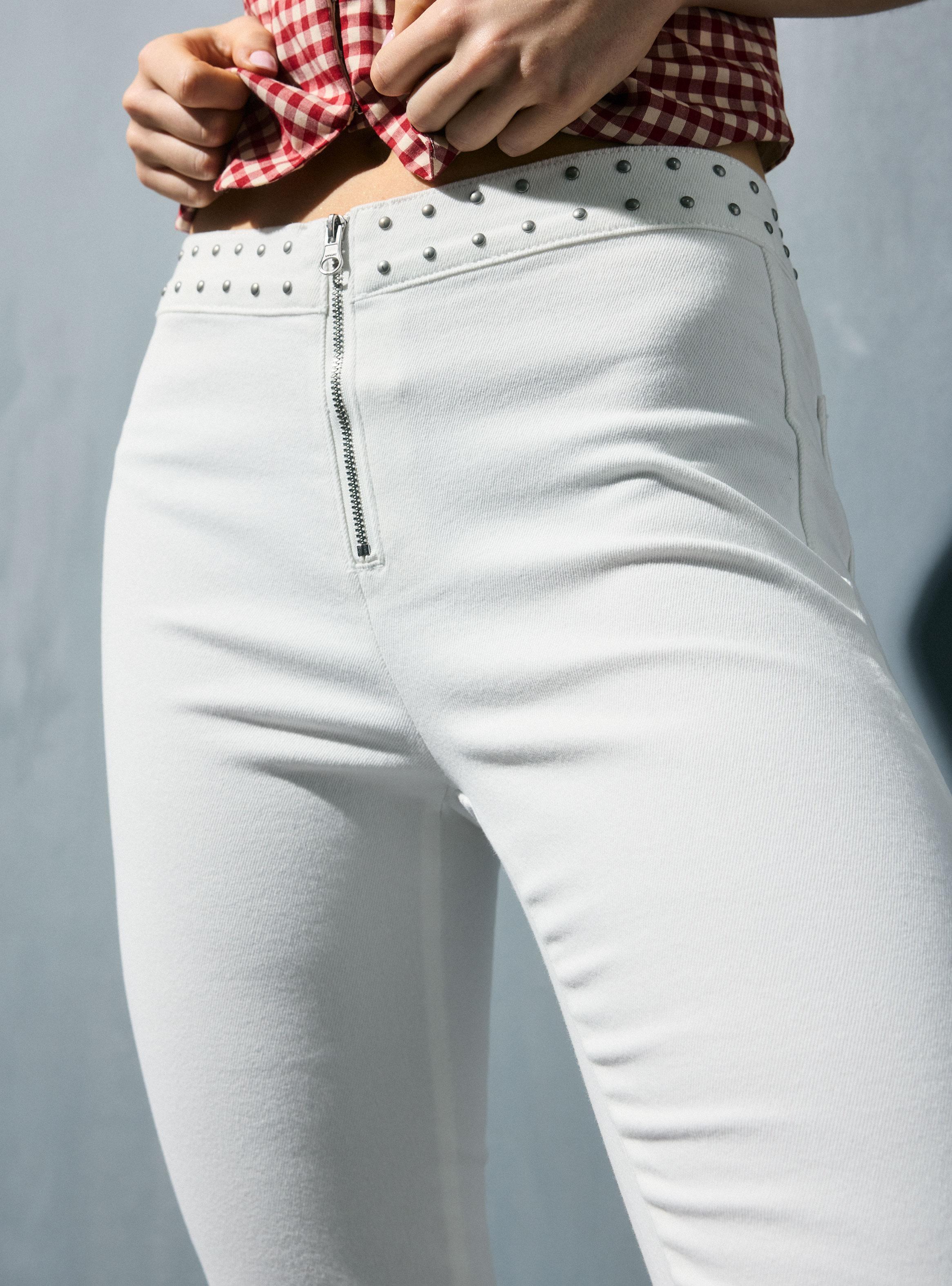 Jeans Capri Skinny Tiro Medio con Cierre y Tachas en Cintura-2