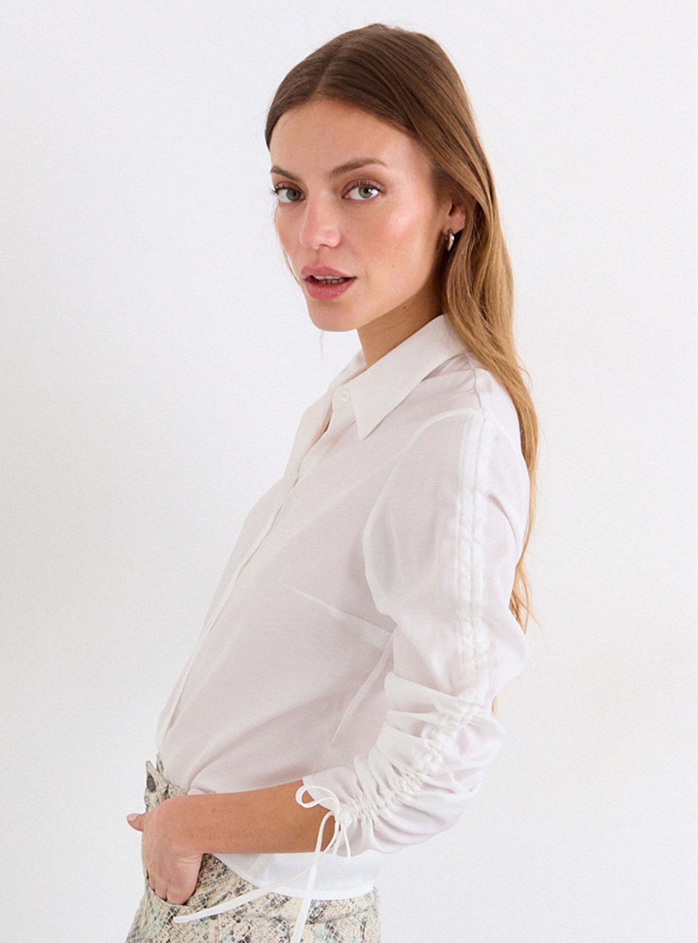 Blusa Lisa con Botón Regular Manga Larga-2