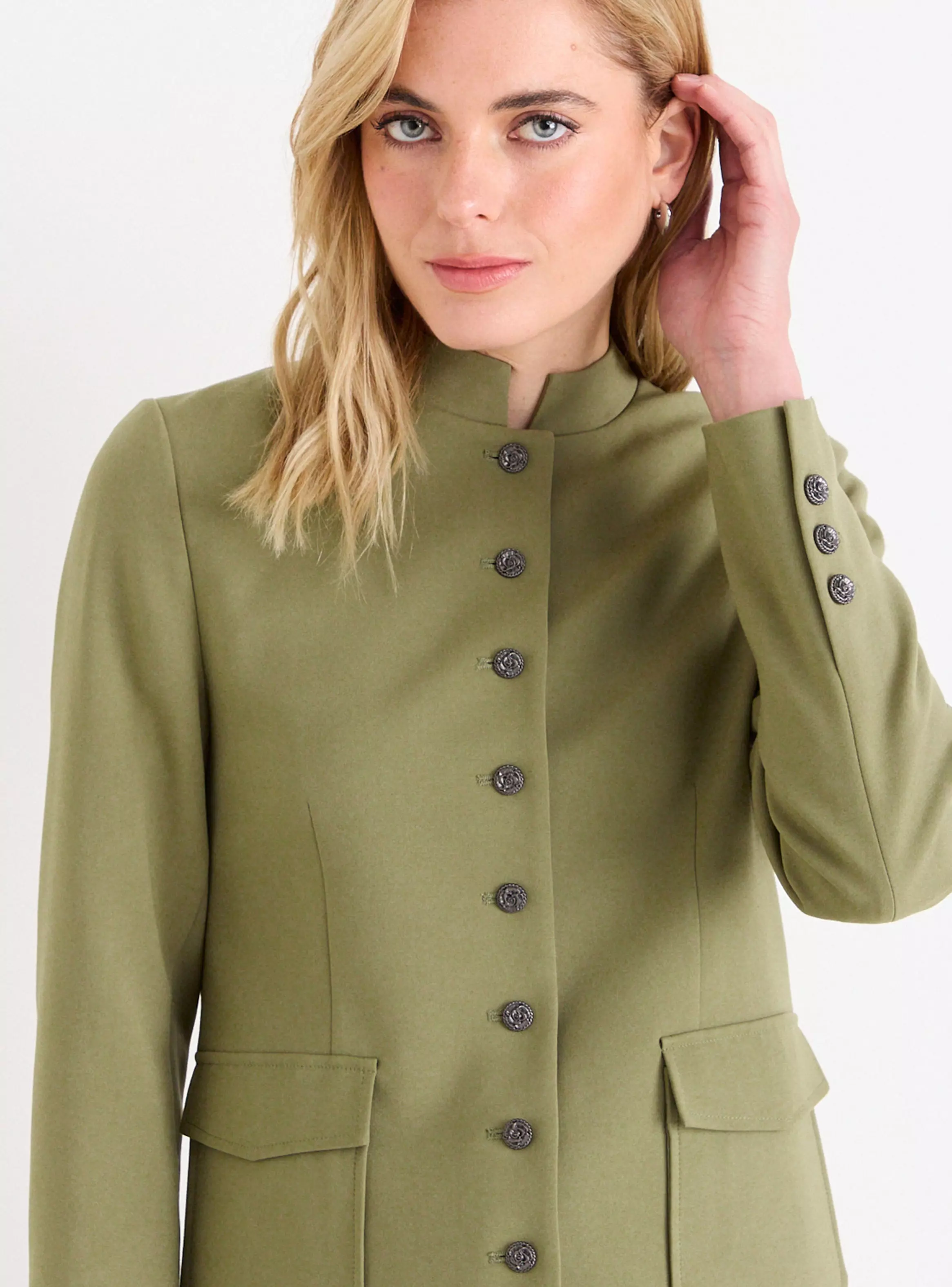 Chaqueta Lisa Cuello Redondo con Botones Diseño-3