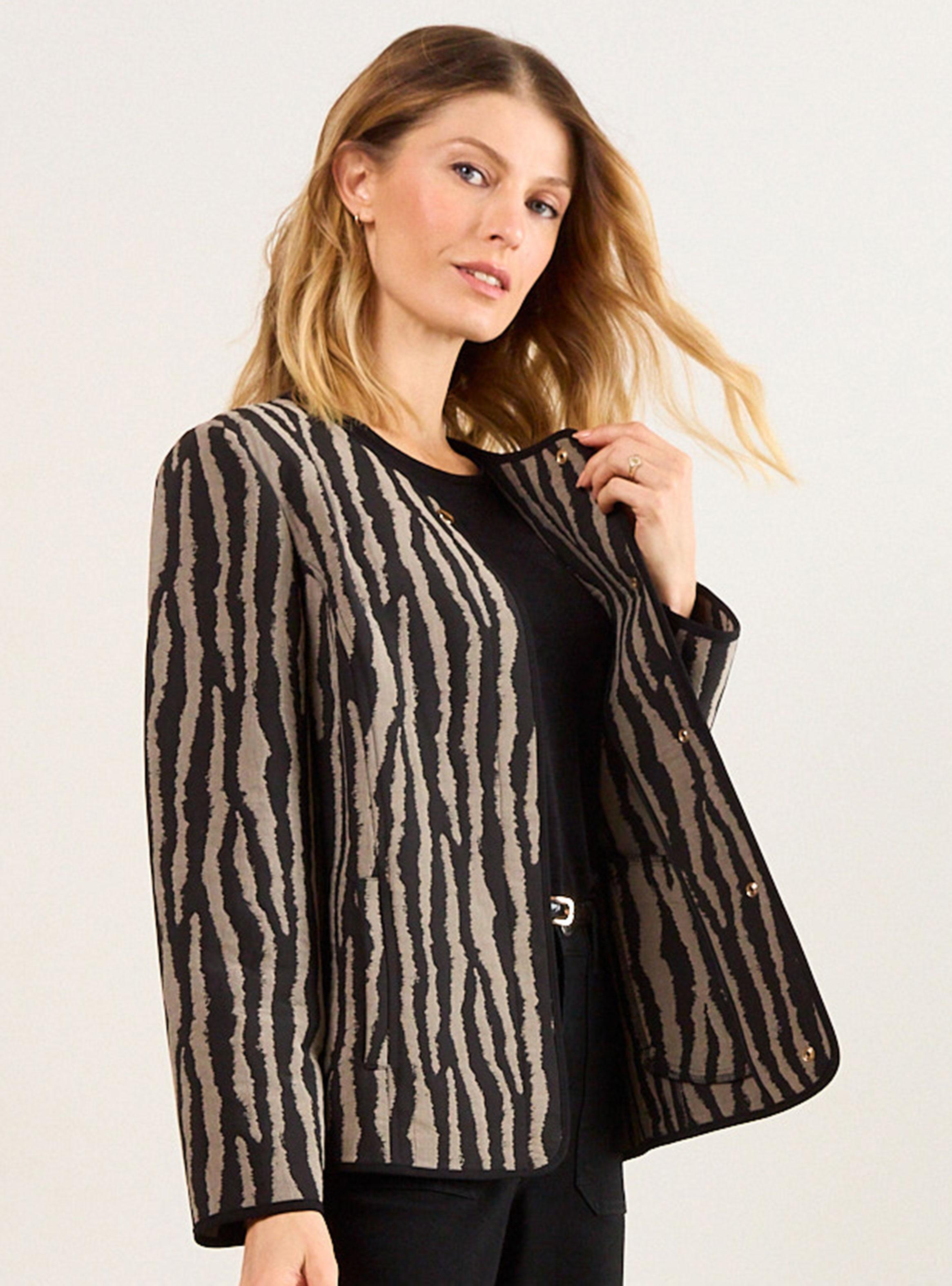 Chaqueta Fantasía con Broche-2