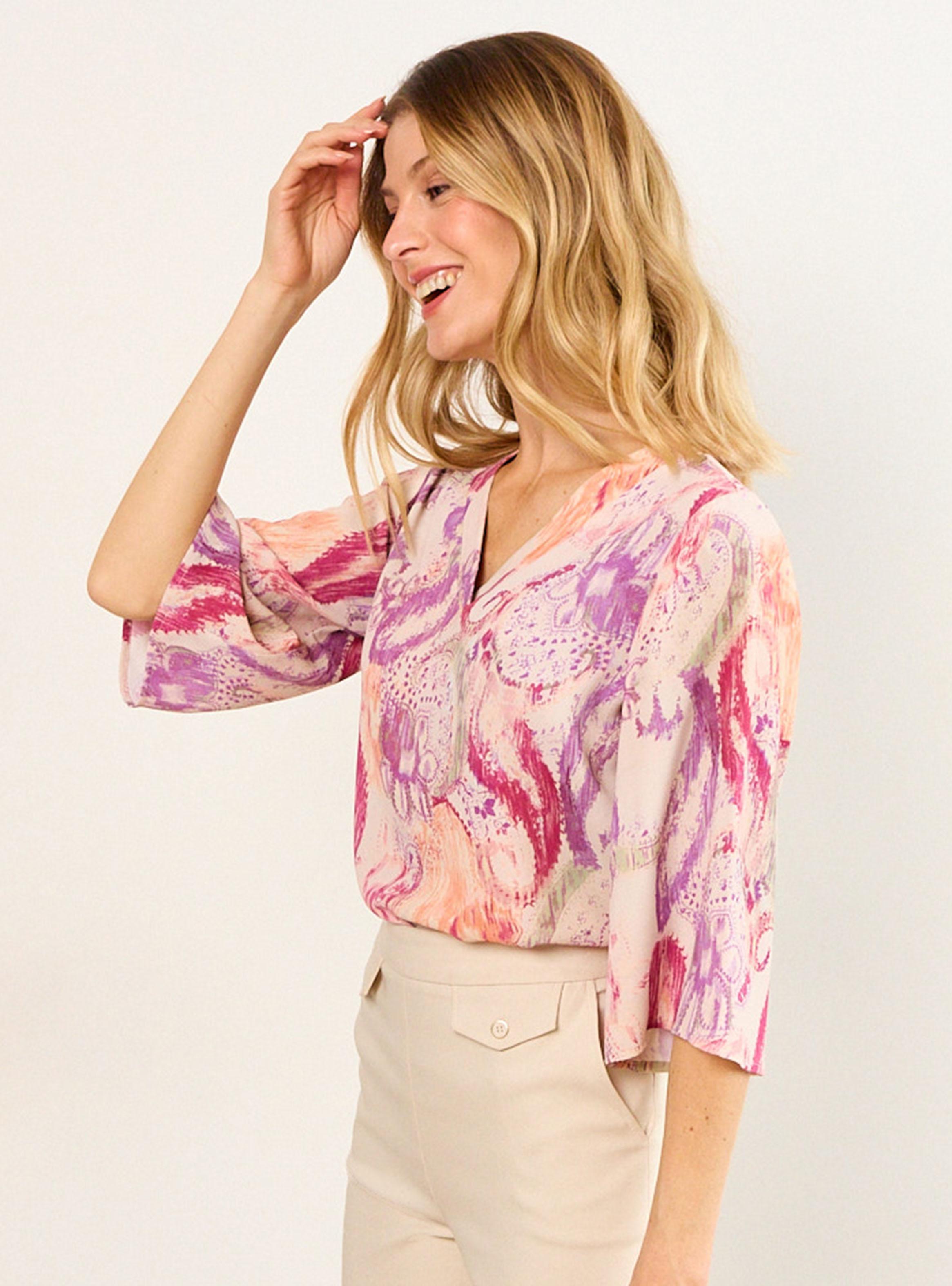 Blusa Estampada Escote en V y Manga Tres Cuartos-3