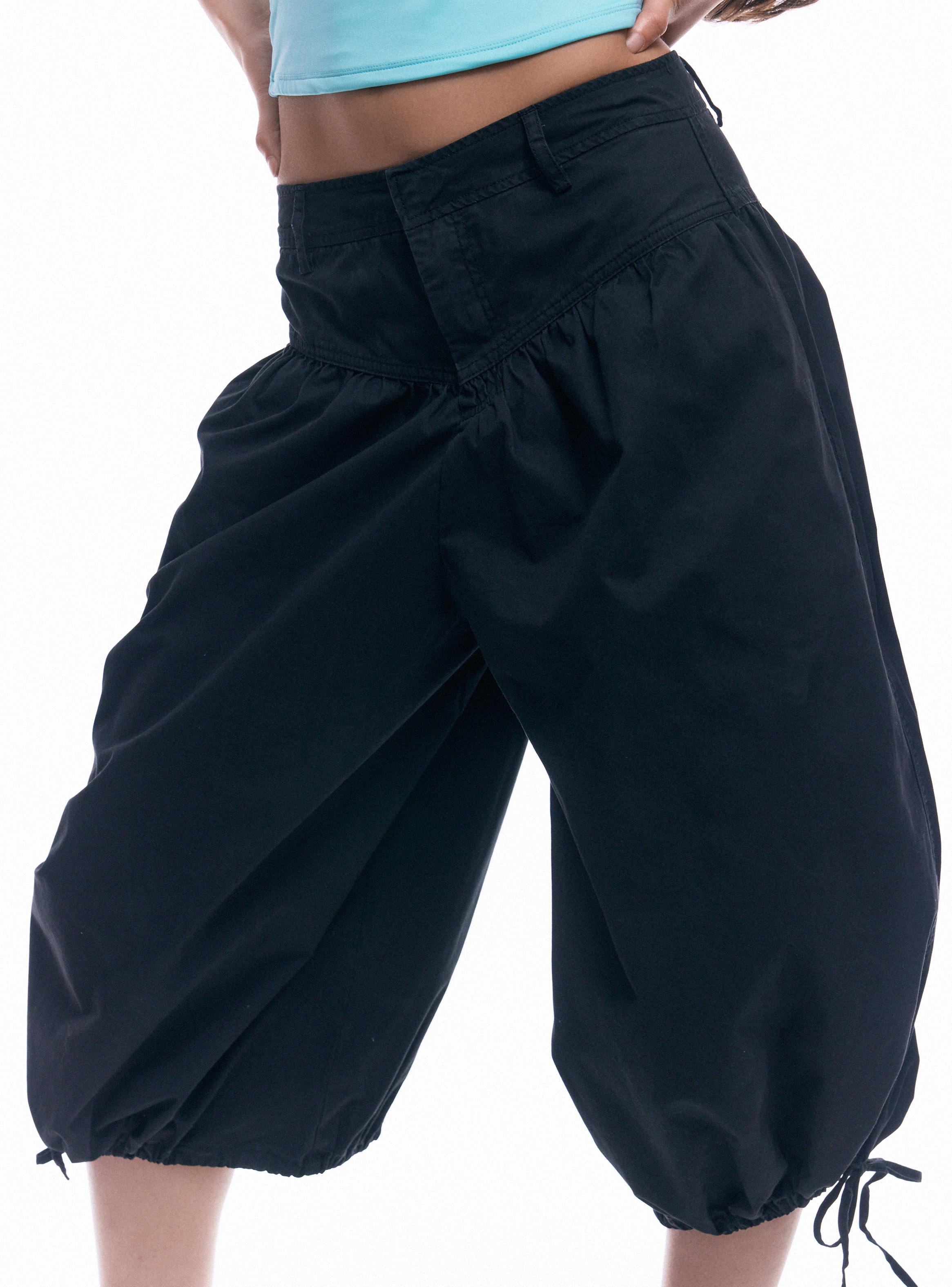 Pantalón Bermuda con Detalle en V-2