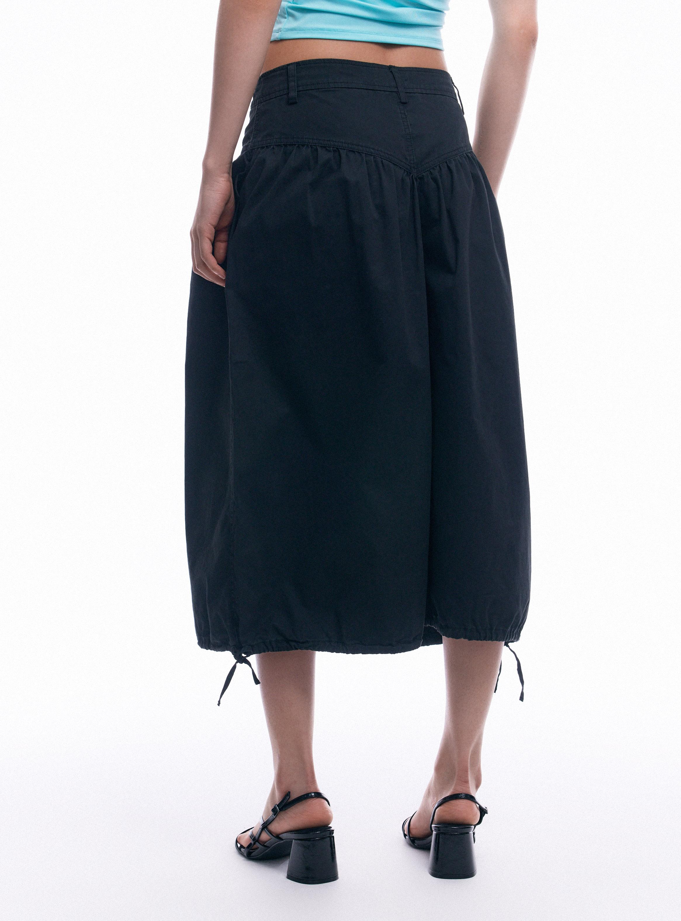Pantalón Bermuda con Detalle en V-1