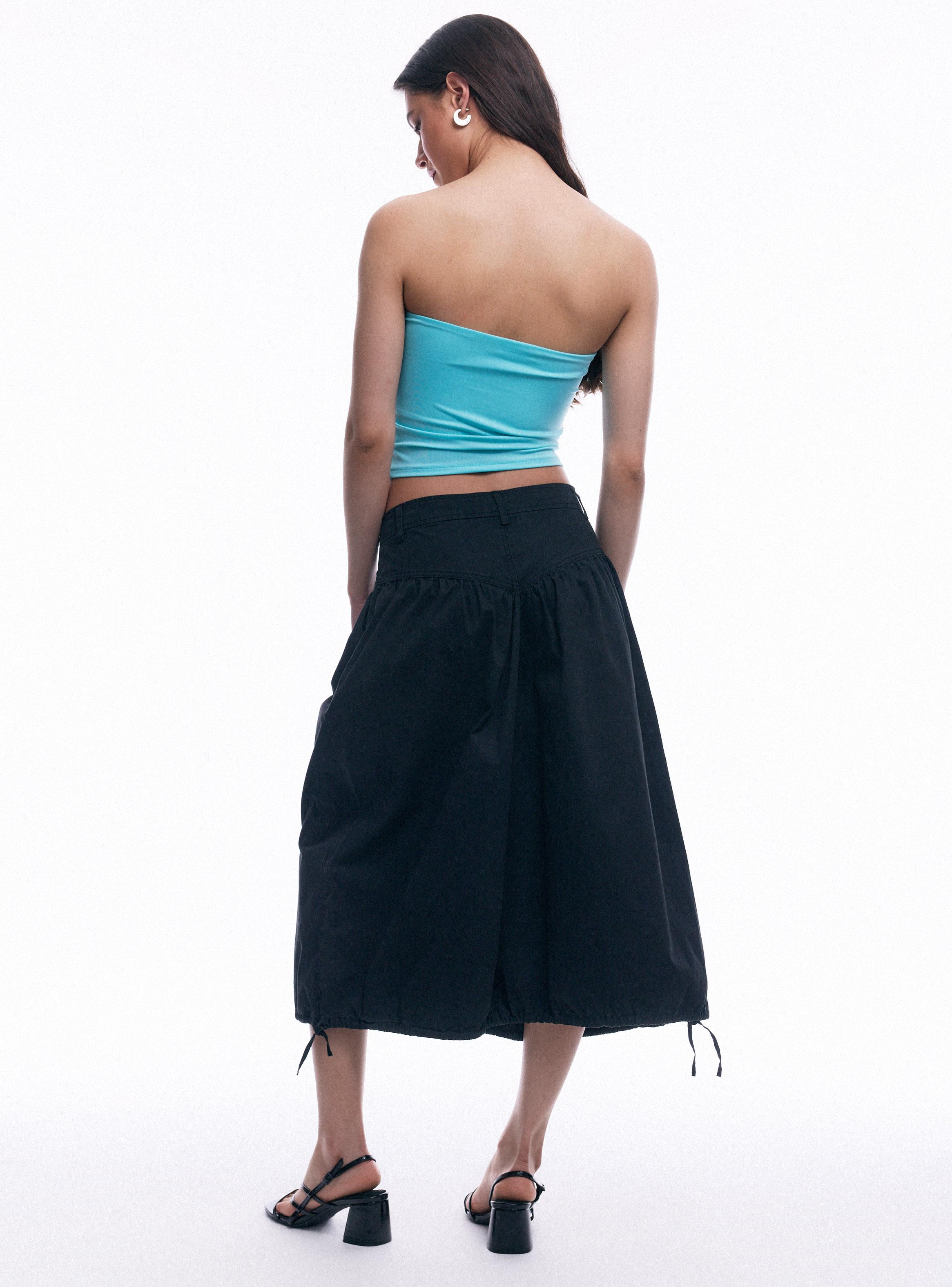 Pantalón Bermuda con Detalle en V-5