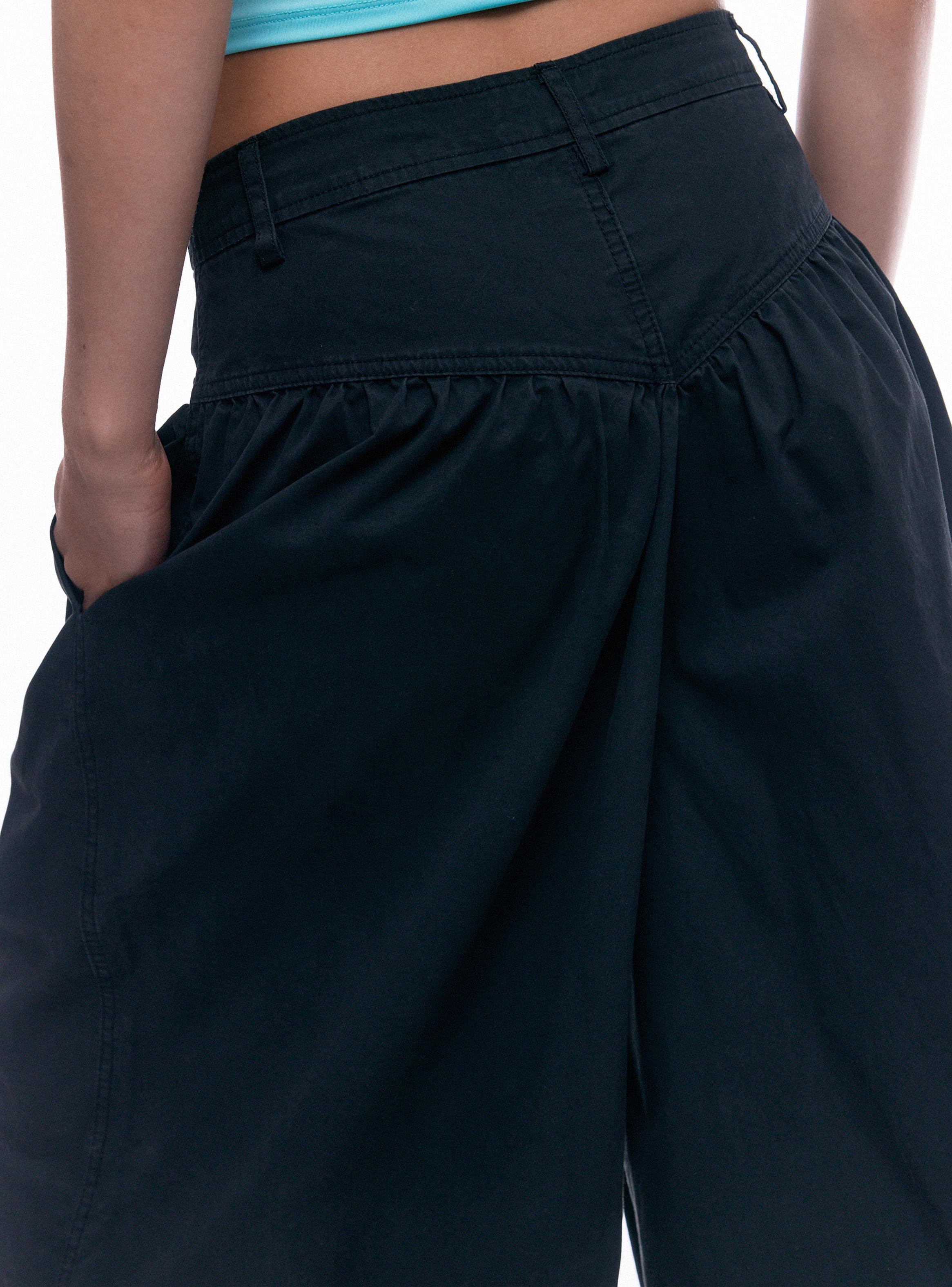Pantalón Bermuda con Detalle en V-3
