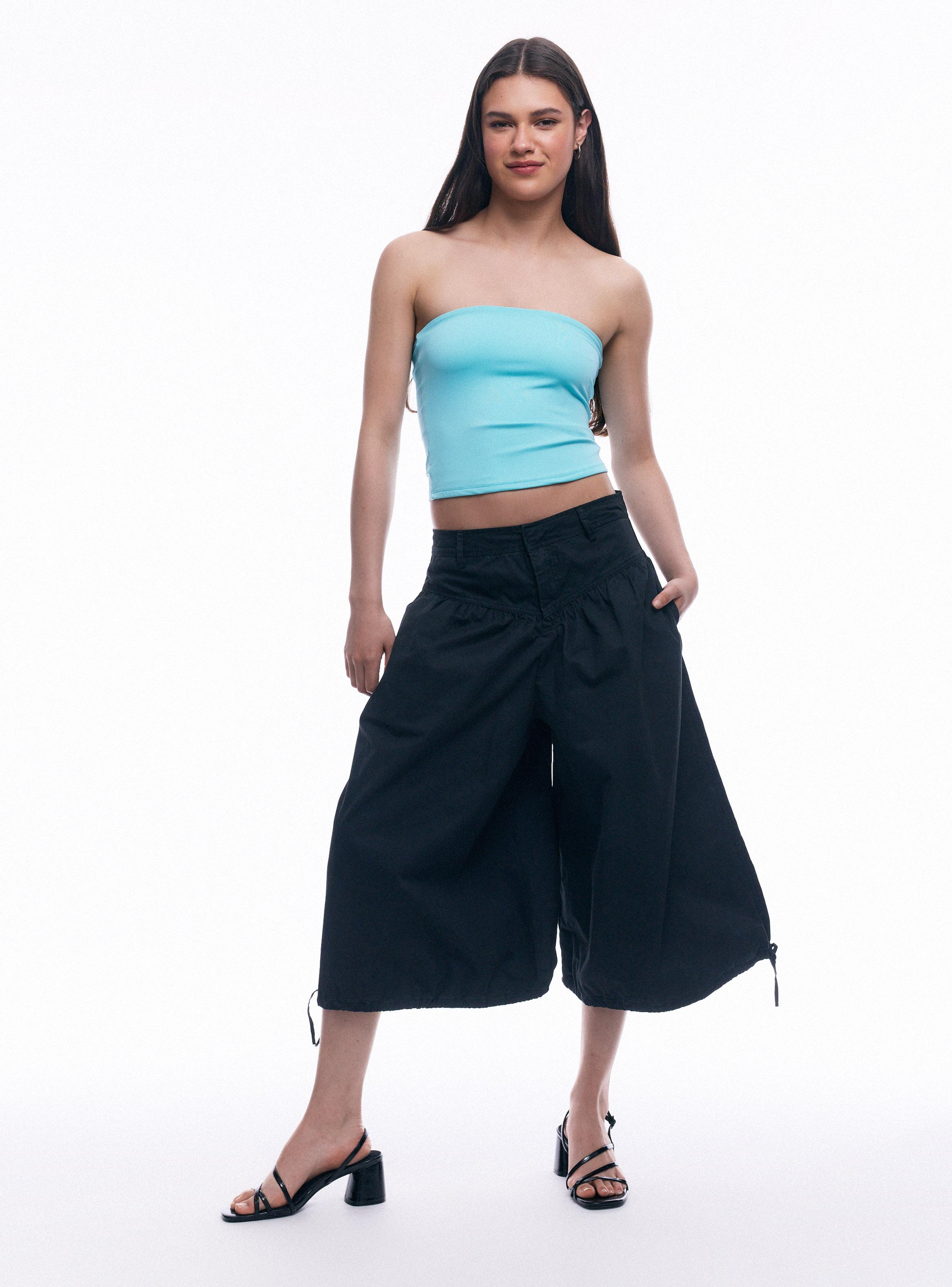 Pantalón Bermuda con Detalle en V-4