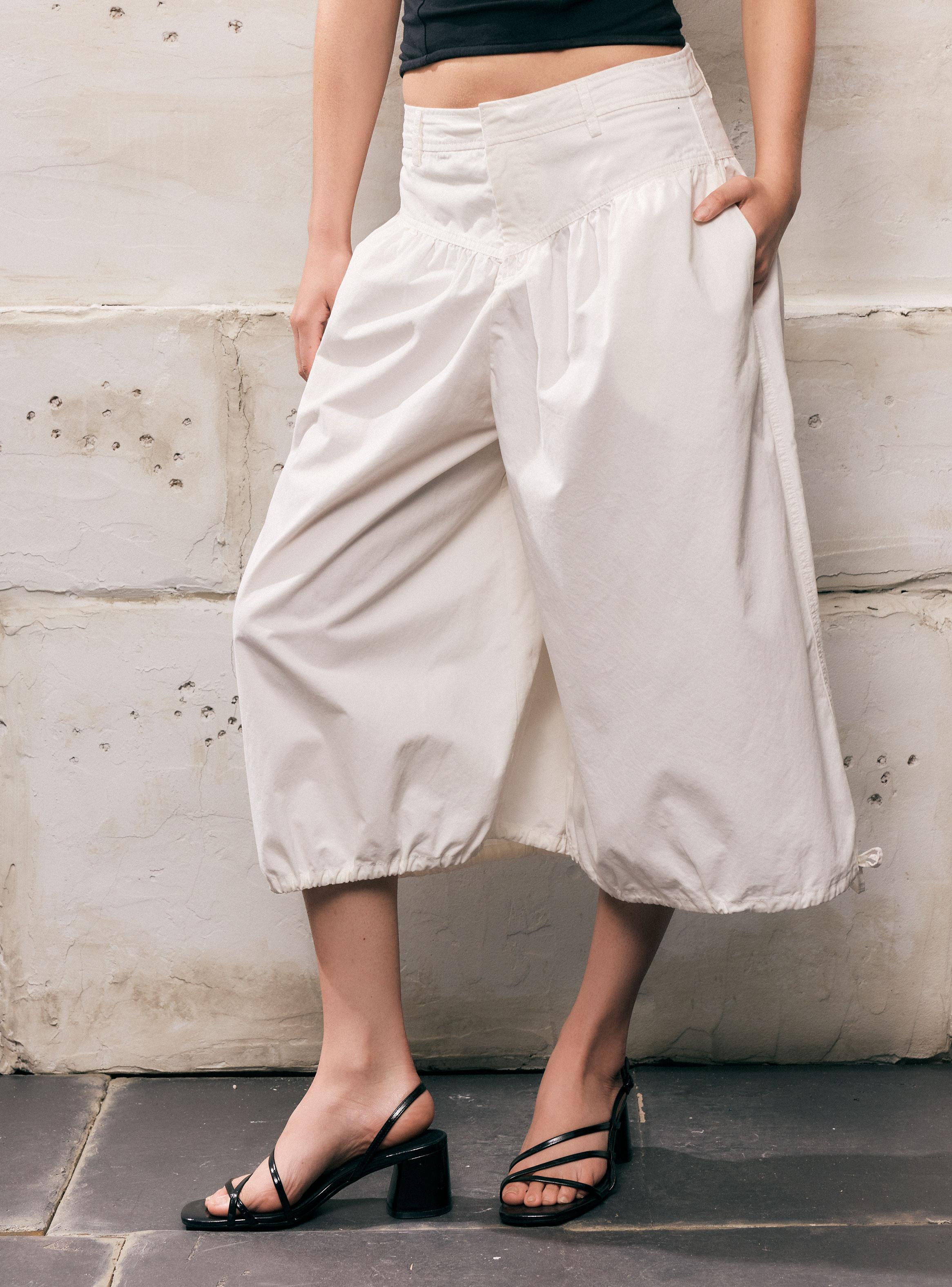 Pantalón Bermuda con Detalle en V-0