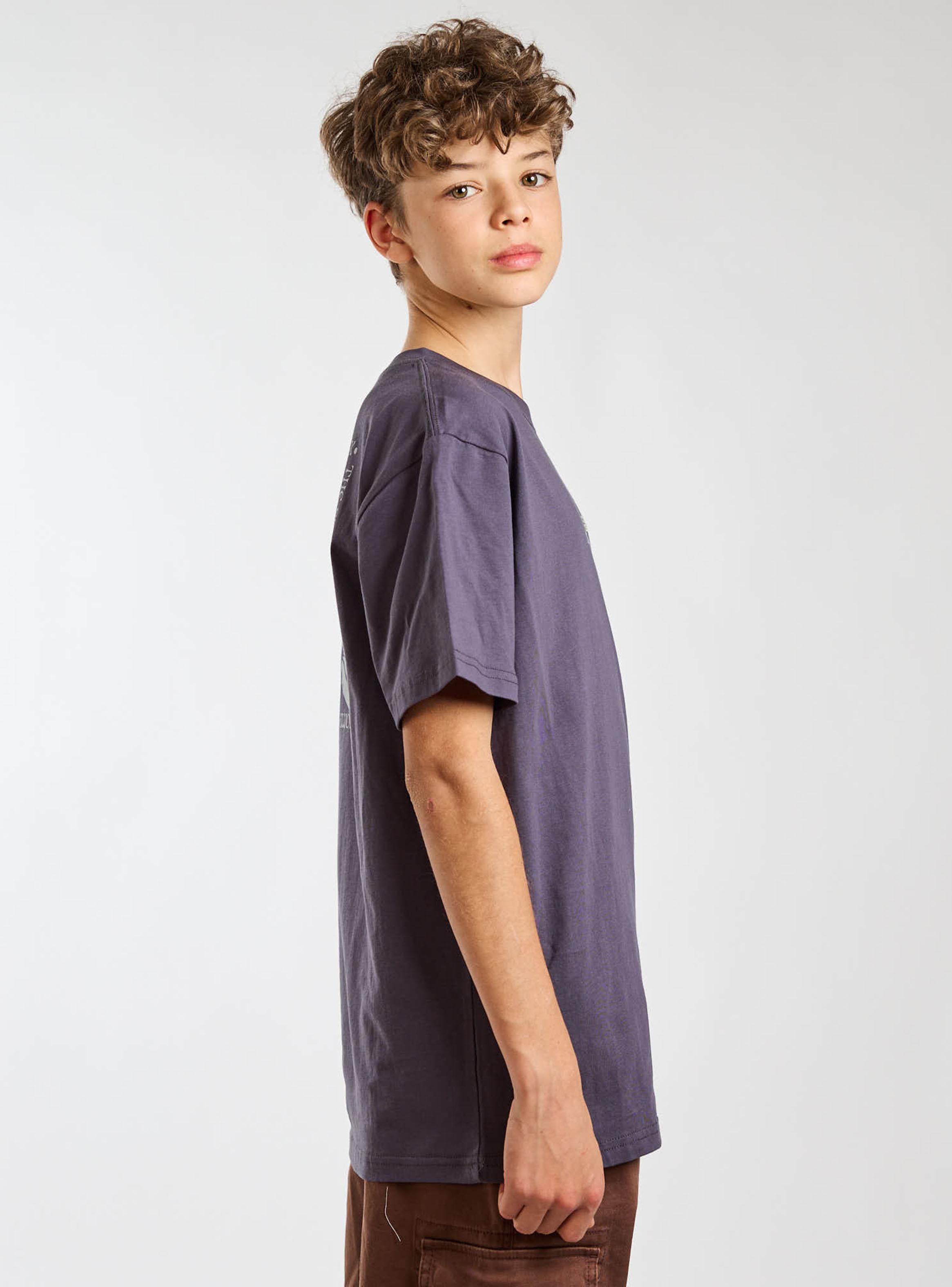 Polera Estampado Gráfico Naturaleza y Logo Espalda-3