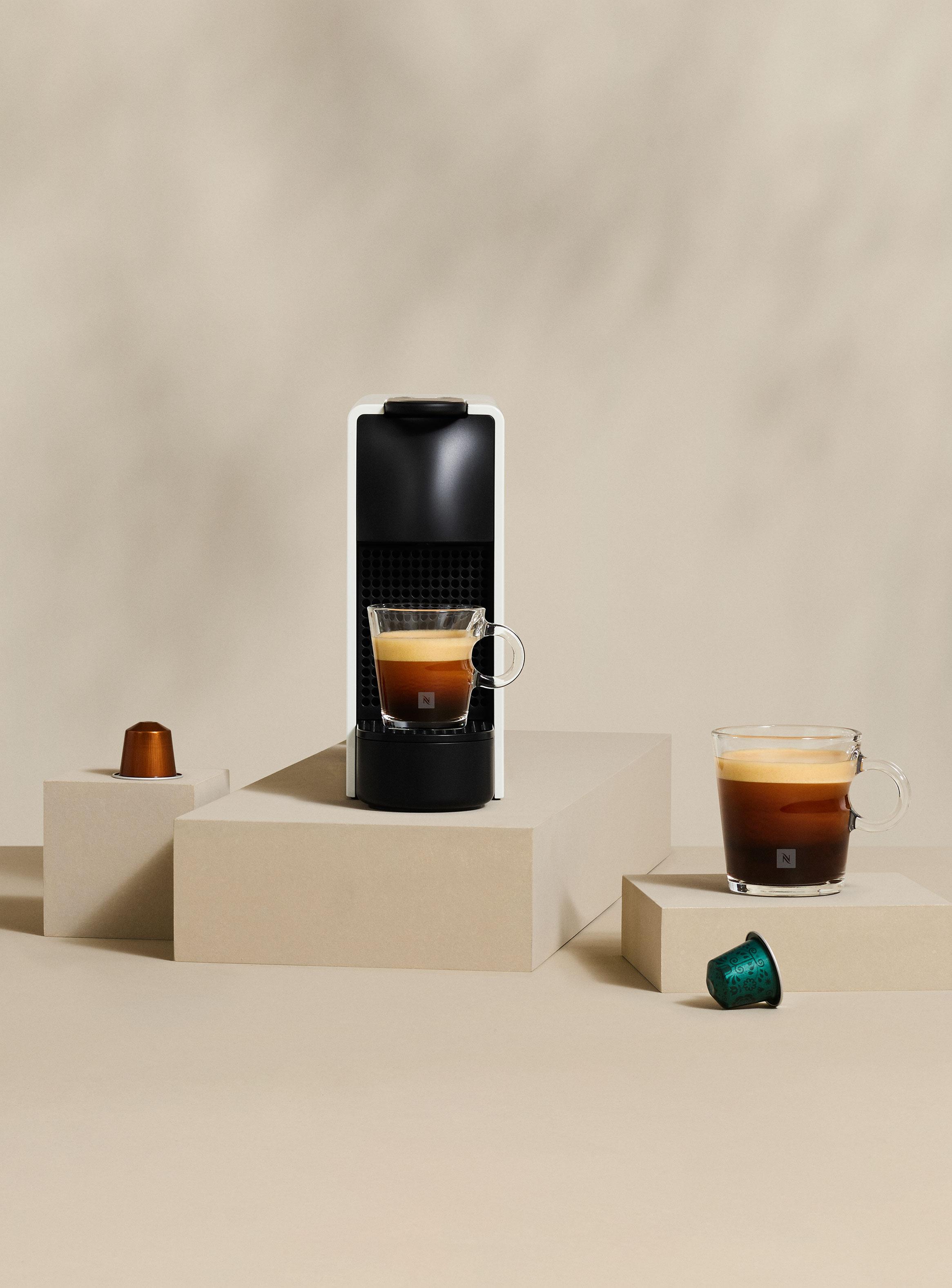 Cafetera de Cápsulas Essenza Mini Negra + Espumador de Leche Aeroccino 3-7