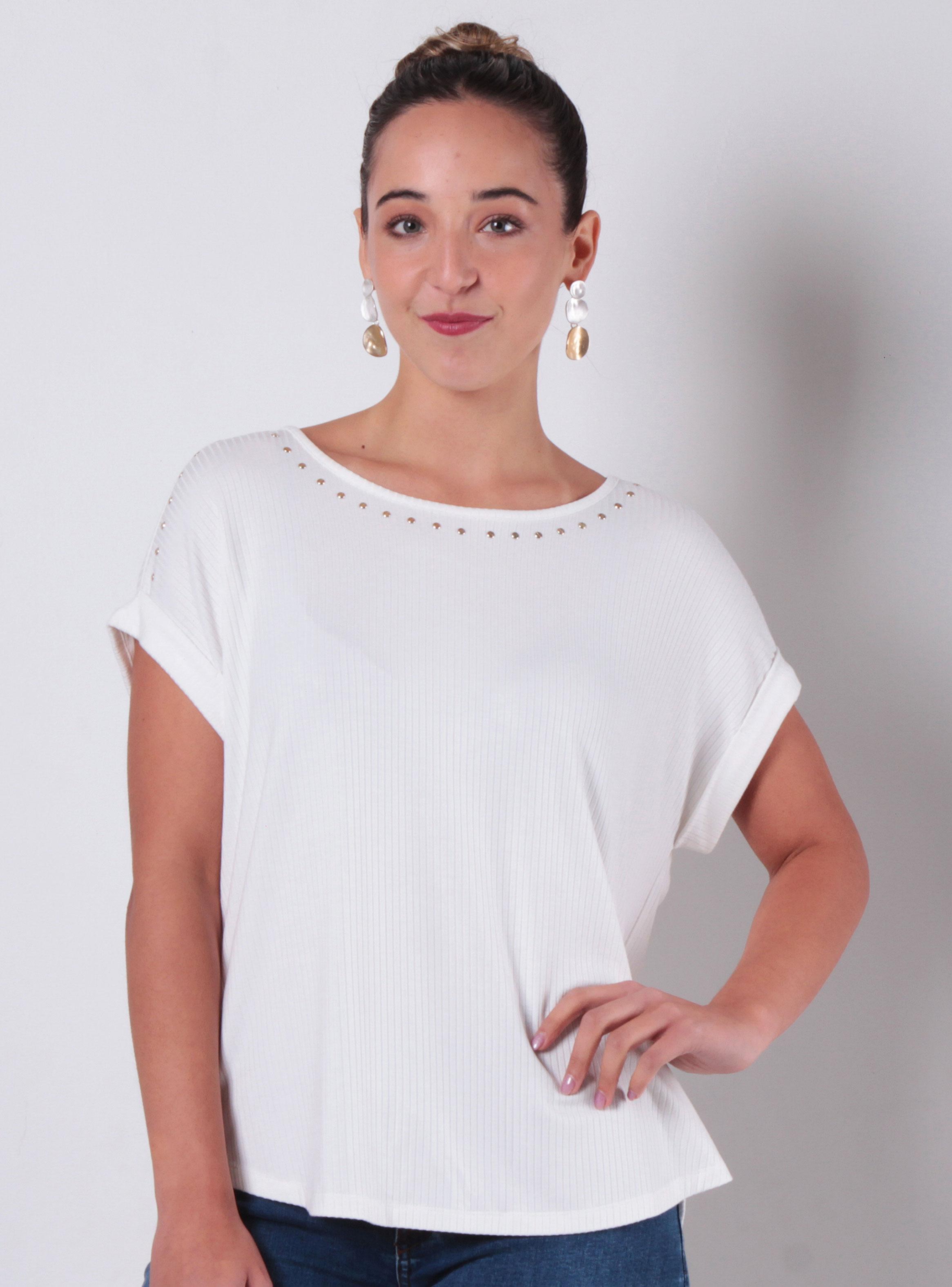Polera Manga Corta Escote Redondo con Tachas-0