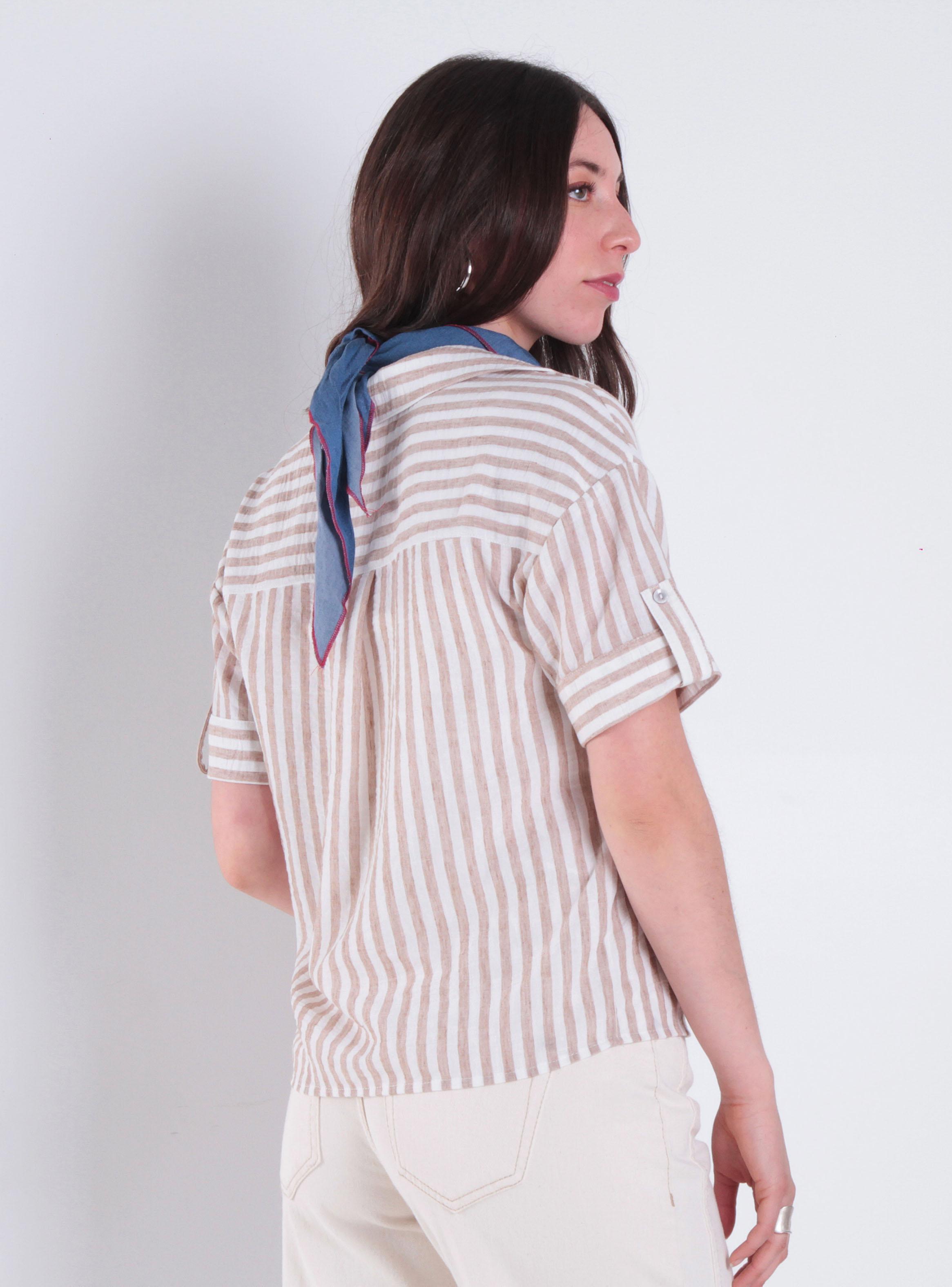 Blusa Listada Abotonada en Delantero con Bolsillo 3060-1