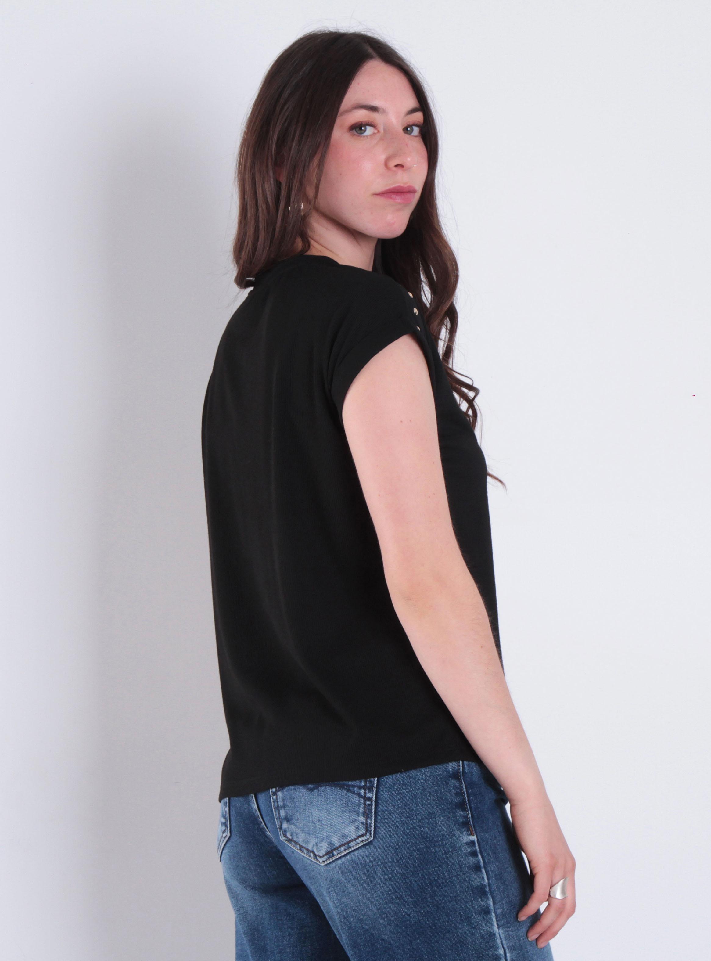 Polera Sólida Escote Redondo con Aplicación en Hombro-1