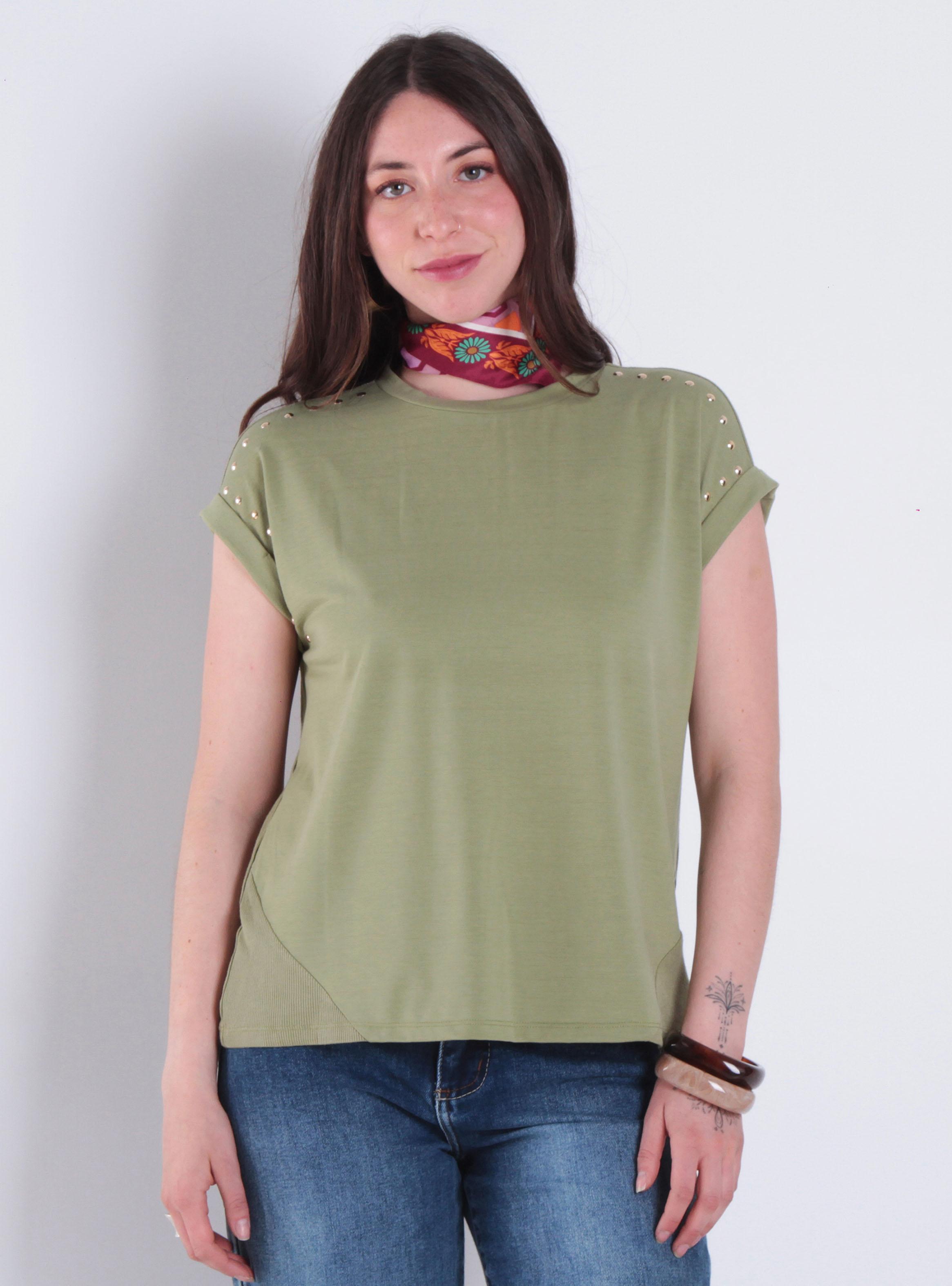 Polera Sólida Escote Redondo con Aplicación en Hombro-0