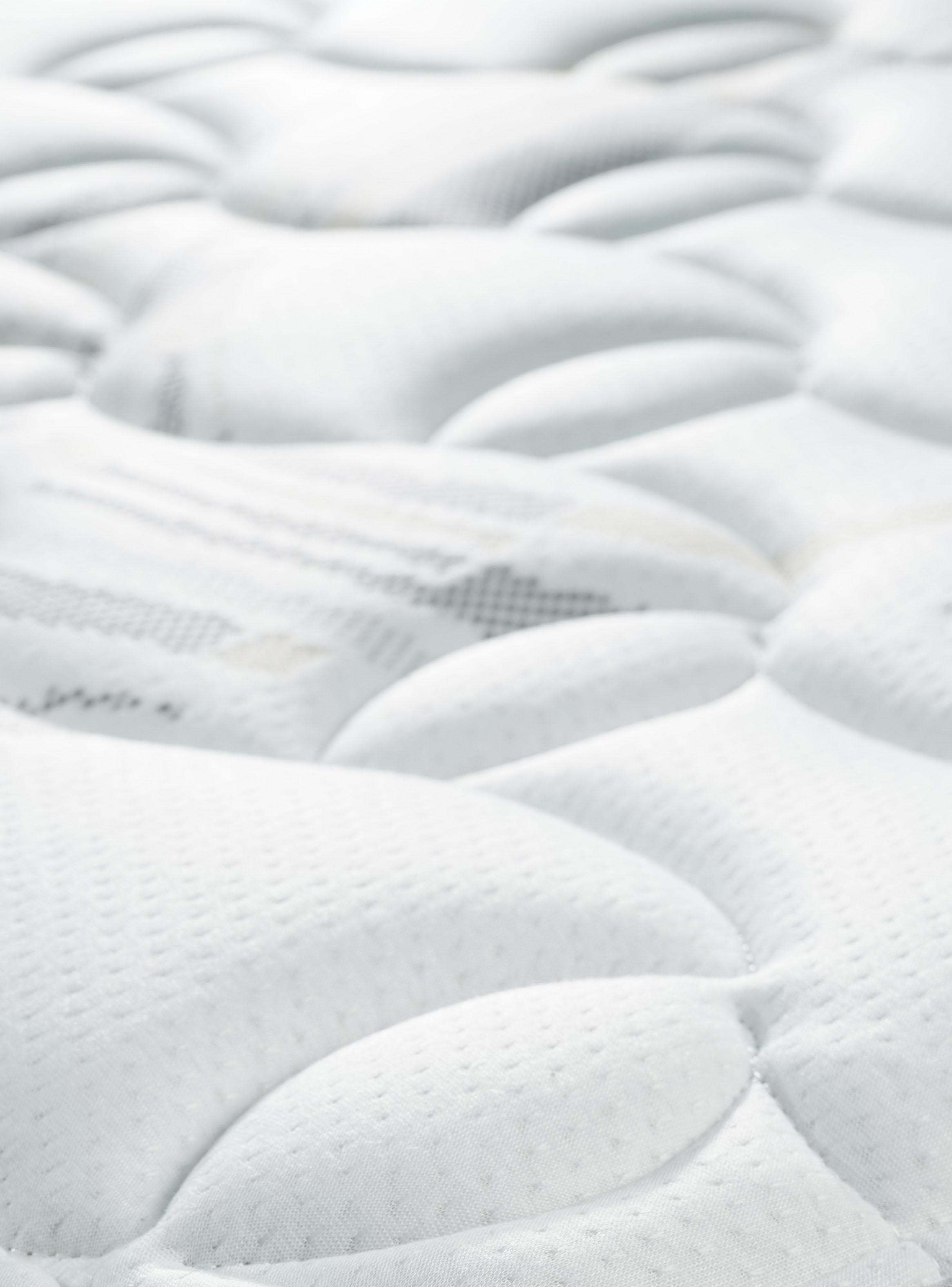 Cama Europea Everest Cobre King Respaldo Capitoné-3