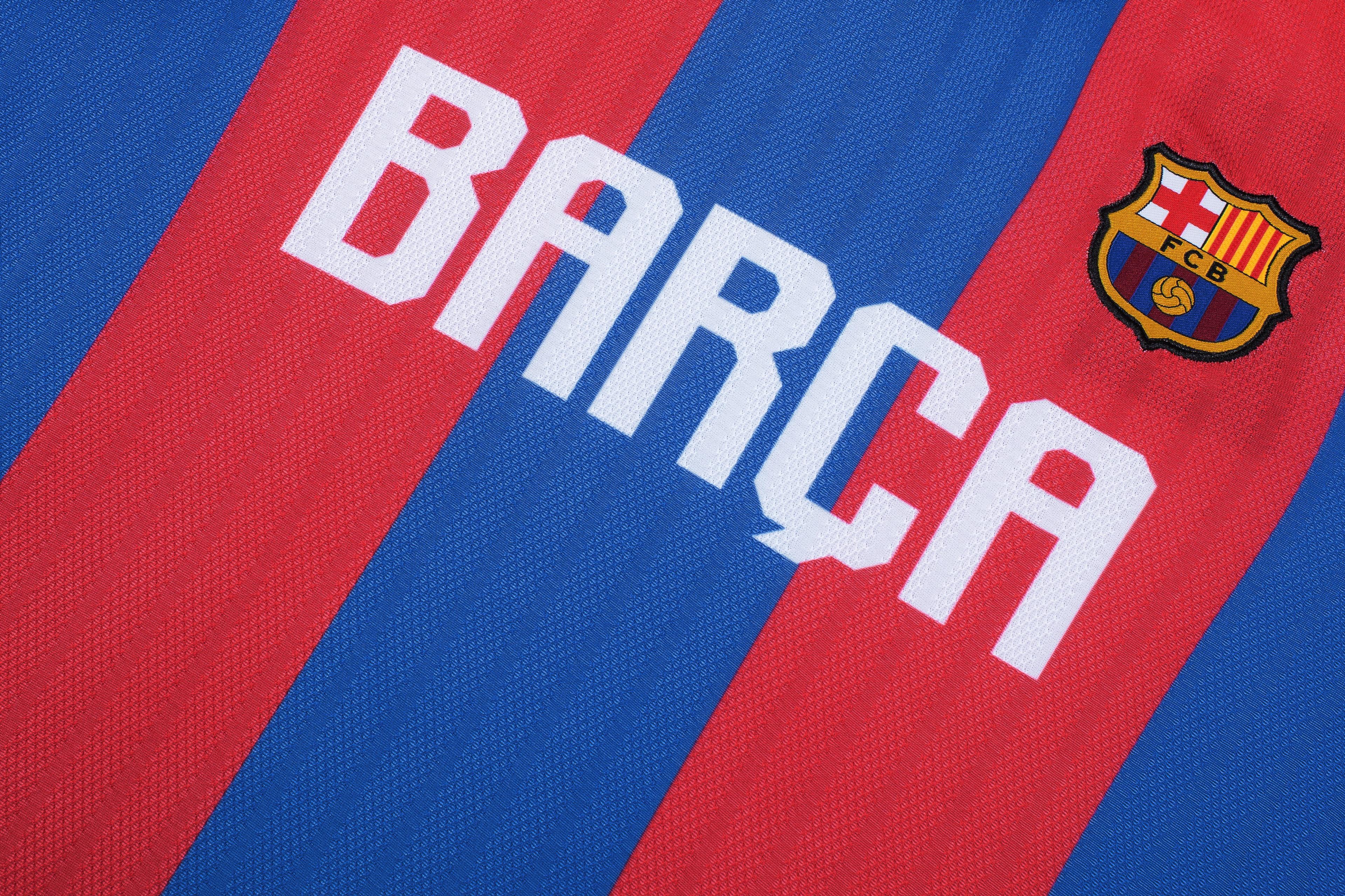 Polera Diseño Stripe con Logo y Escudo Barcelona-2
