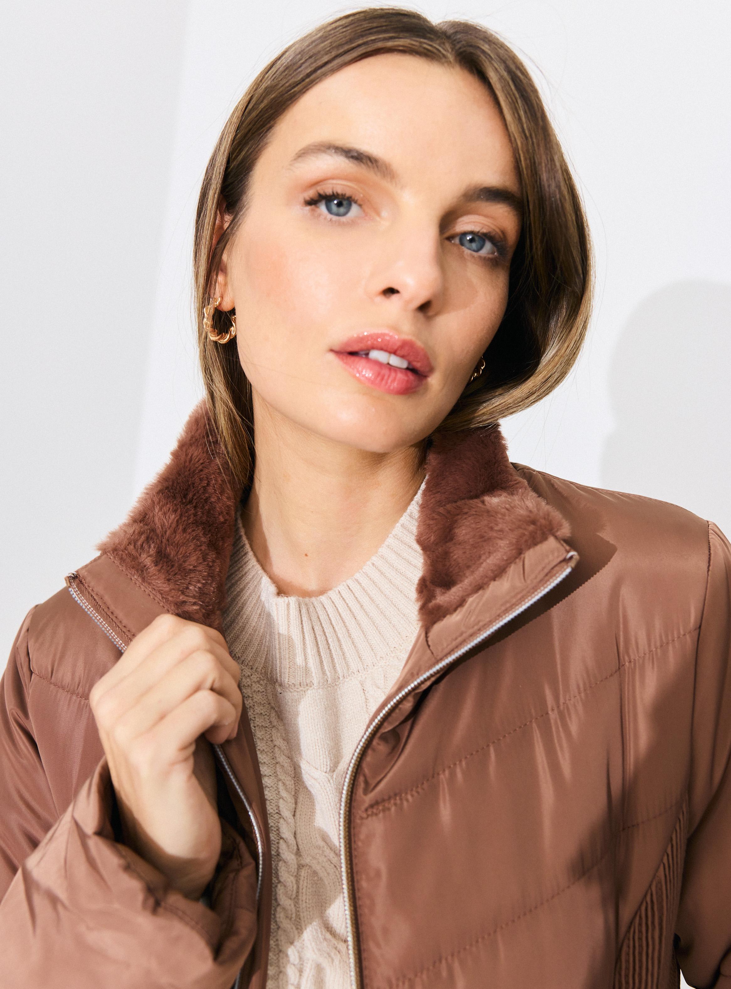 Parka con Detalle en Cintura Piel Desmontable en Gorro-2