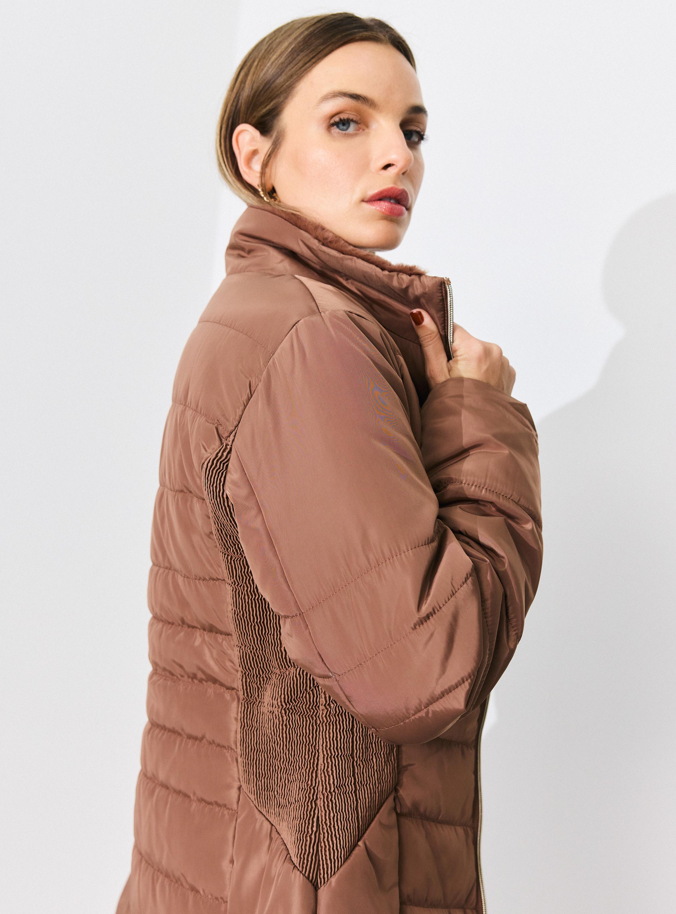 Parka con Detalle en Cintura Piel Desmontable en Gorro-3