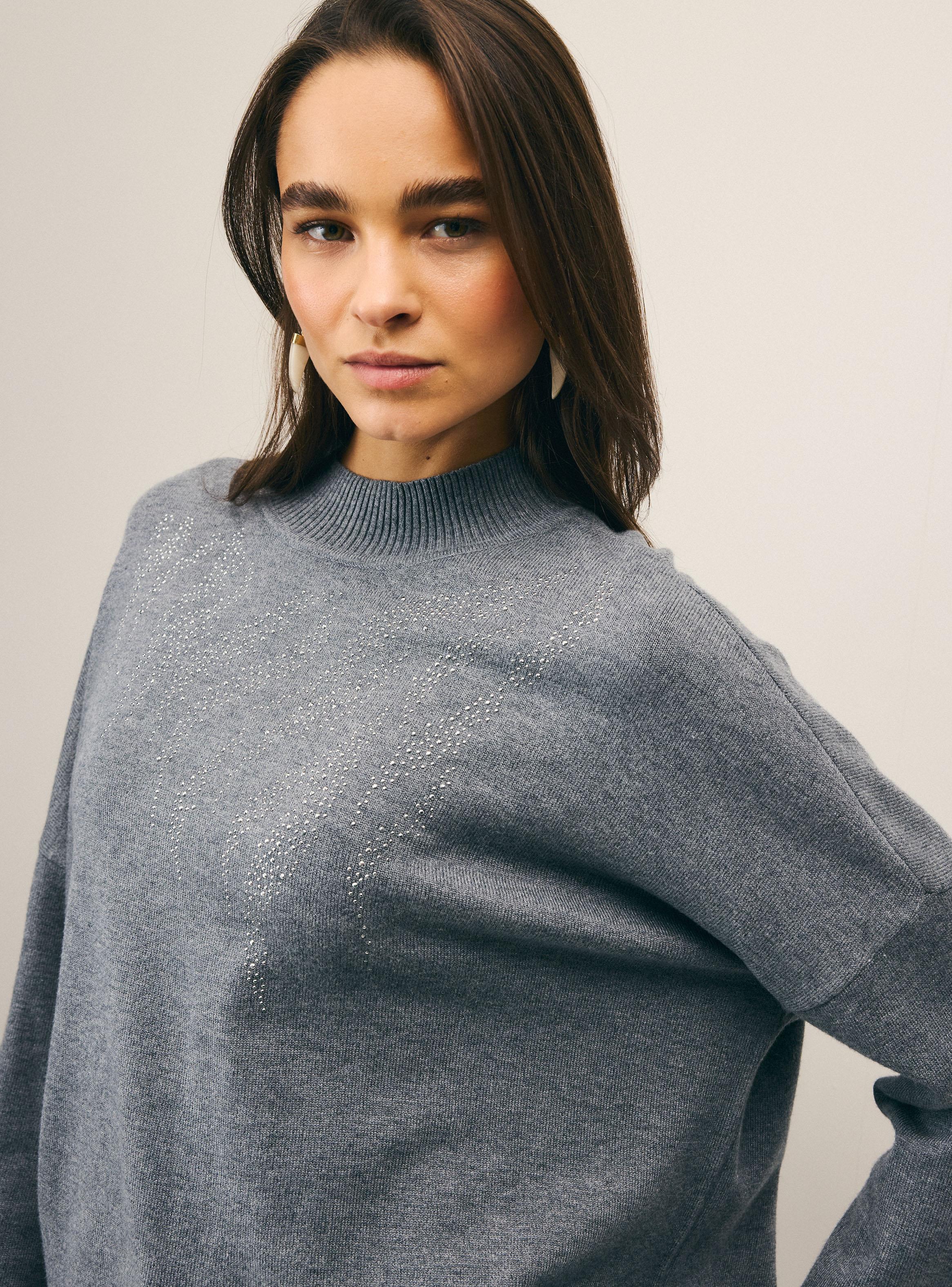 Sweater con Tachas Decorativas-3