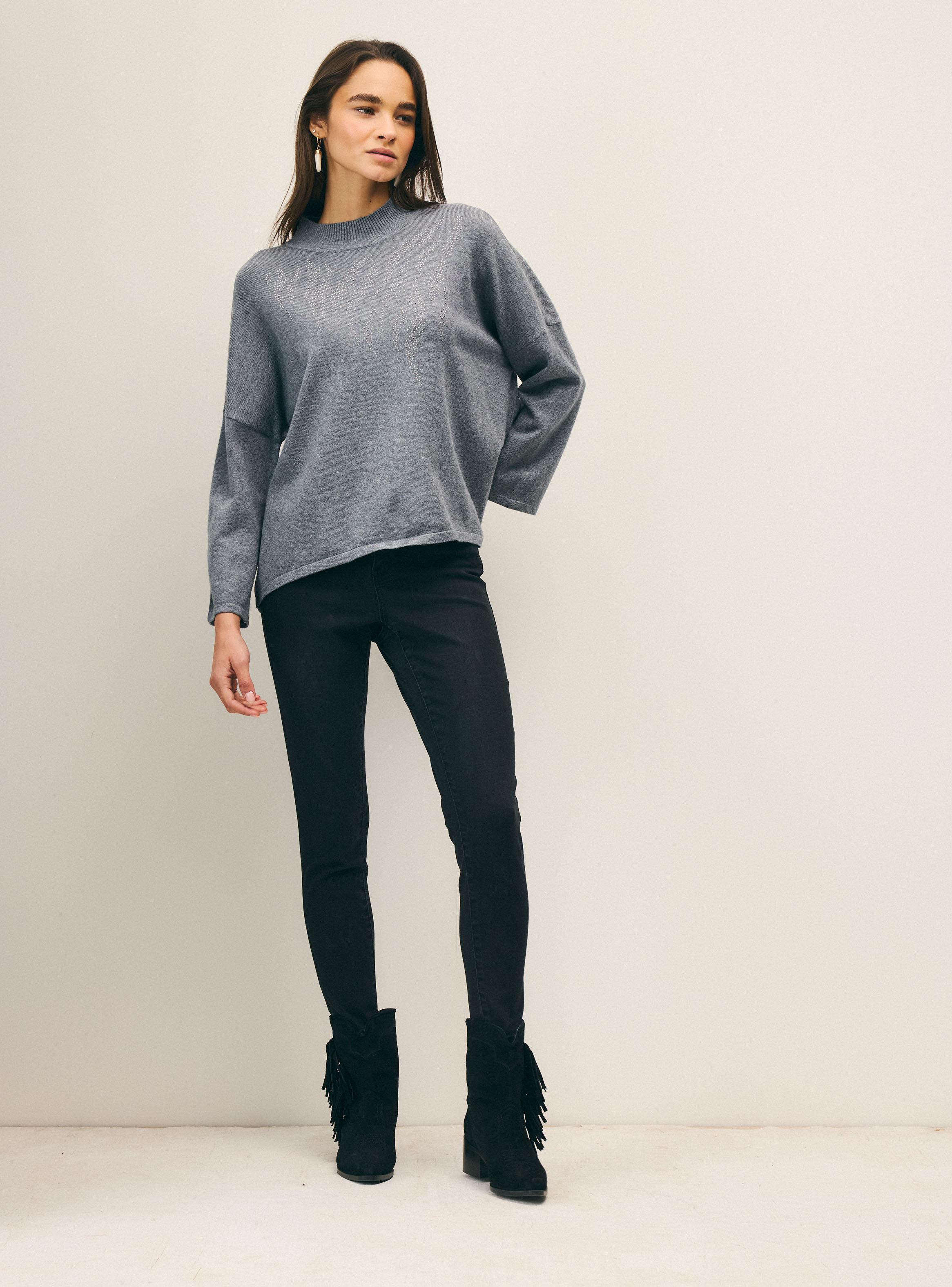 Sweater con Tachas Decorativas-4