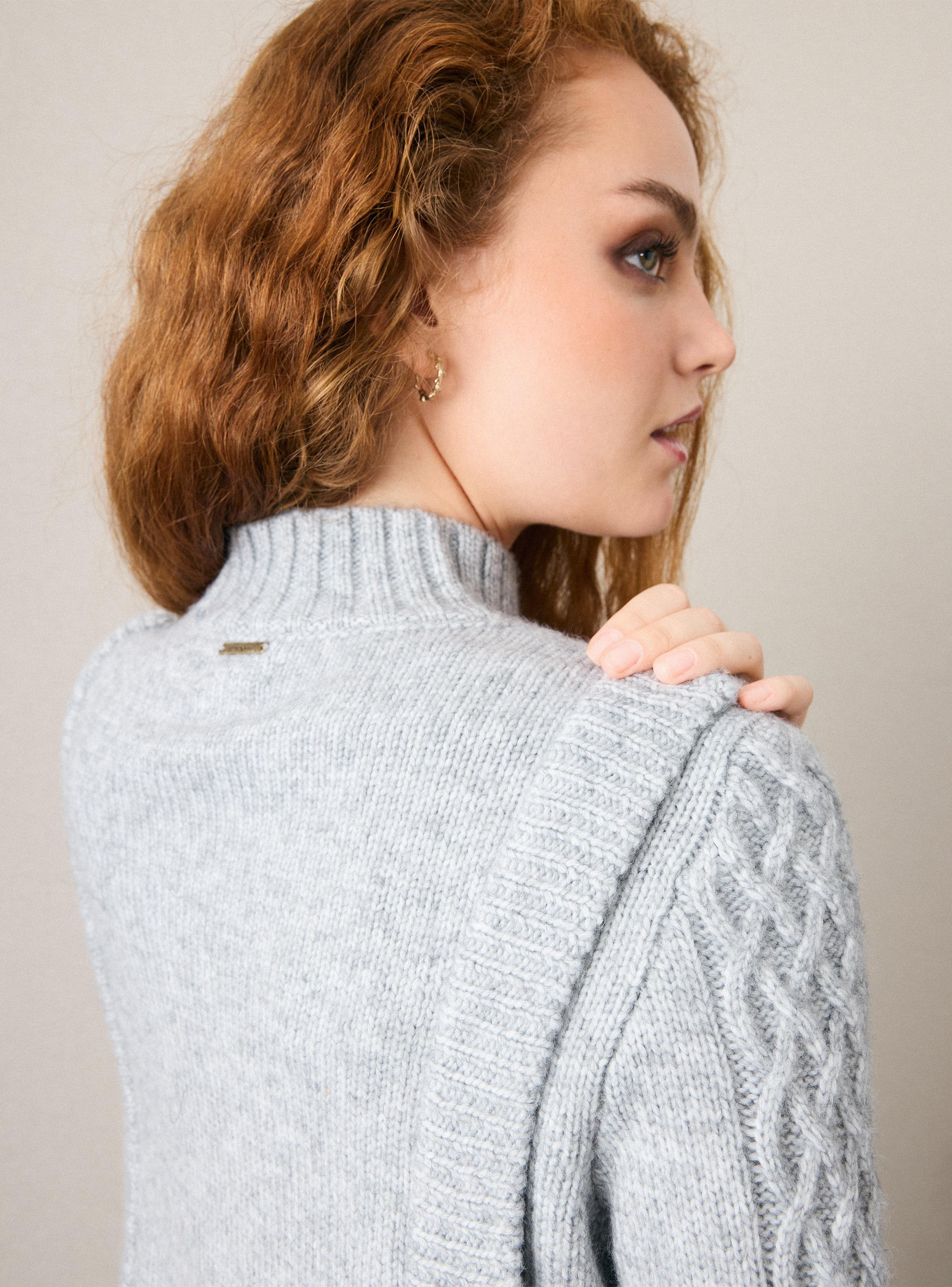 Sweater Trenzado con Pieza Decorativa Vertical-3