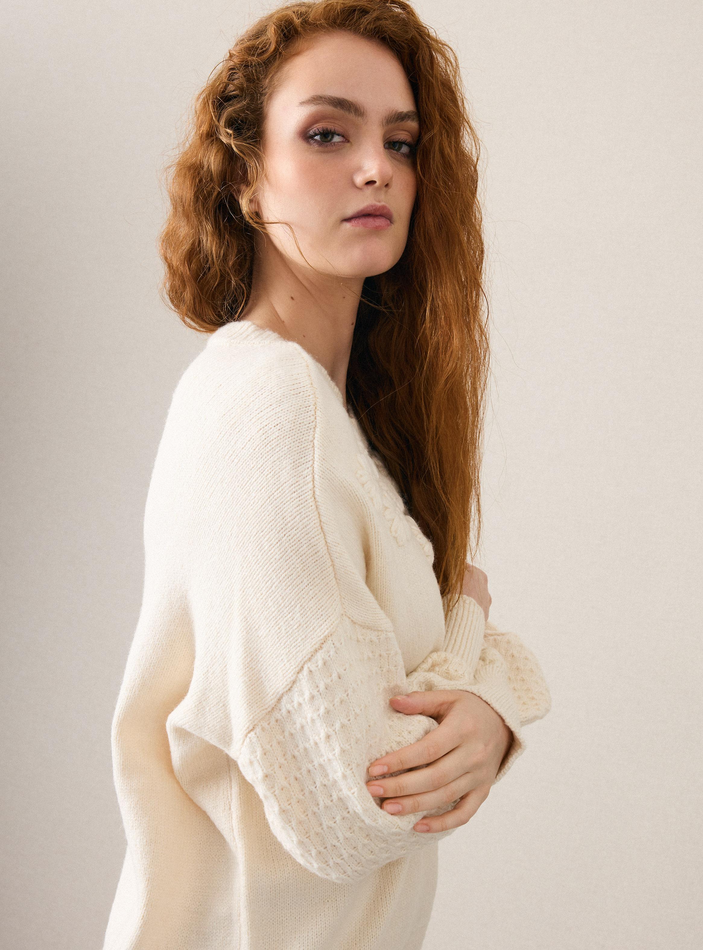 Sweater con Flores Bordadas en Relieve-3