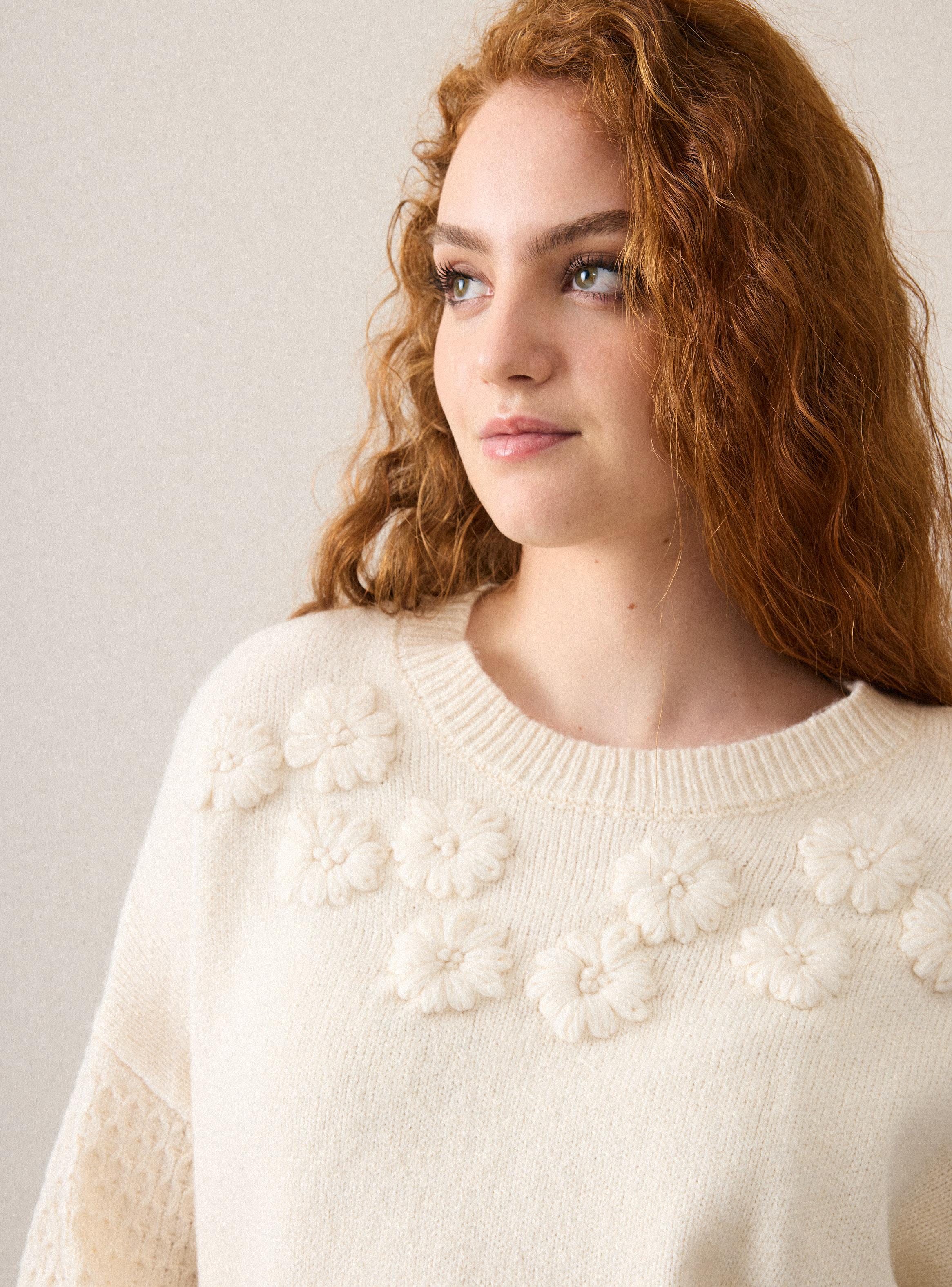Sweater con Flores Bordadas en Relieve-2