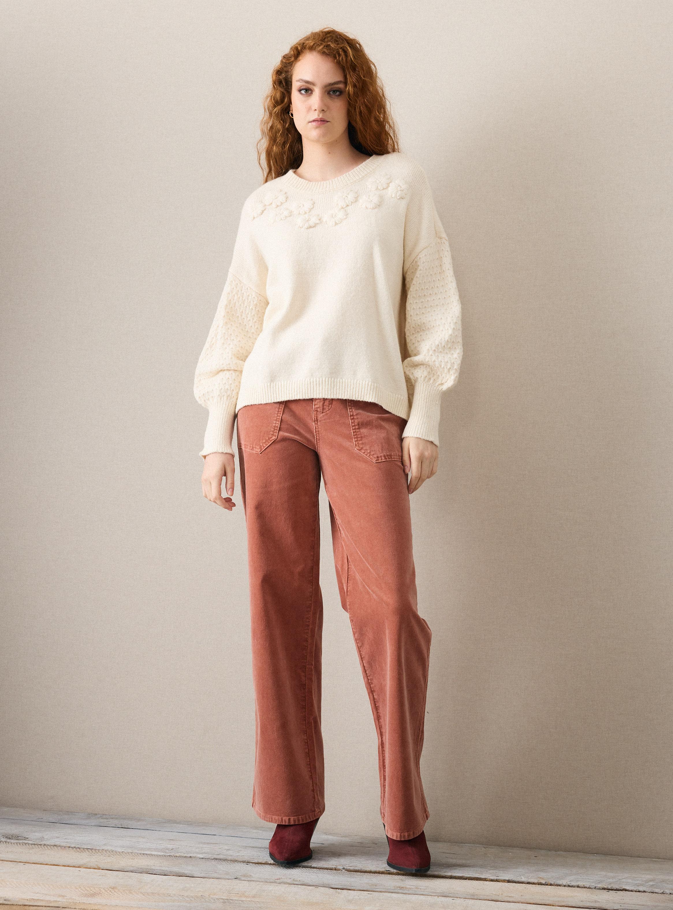Sweater con Flores Bordadas en Relieve-4