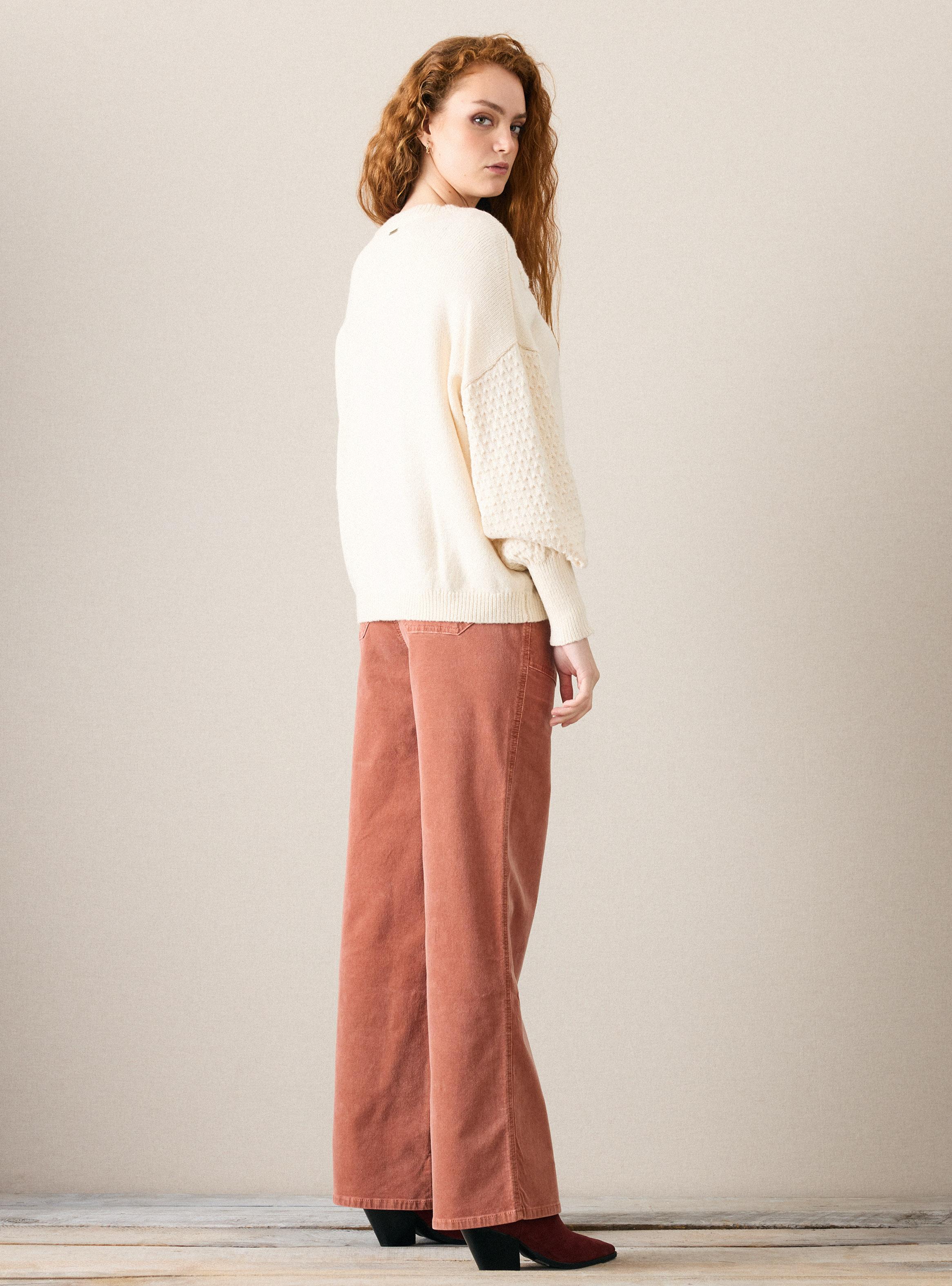 Sweater con Flores Bordadas en Relieve-5