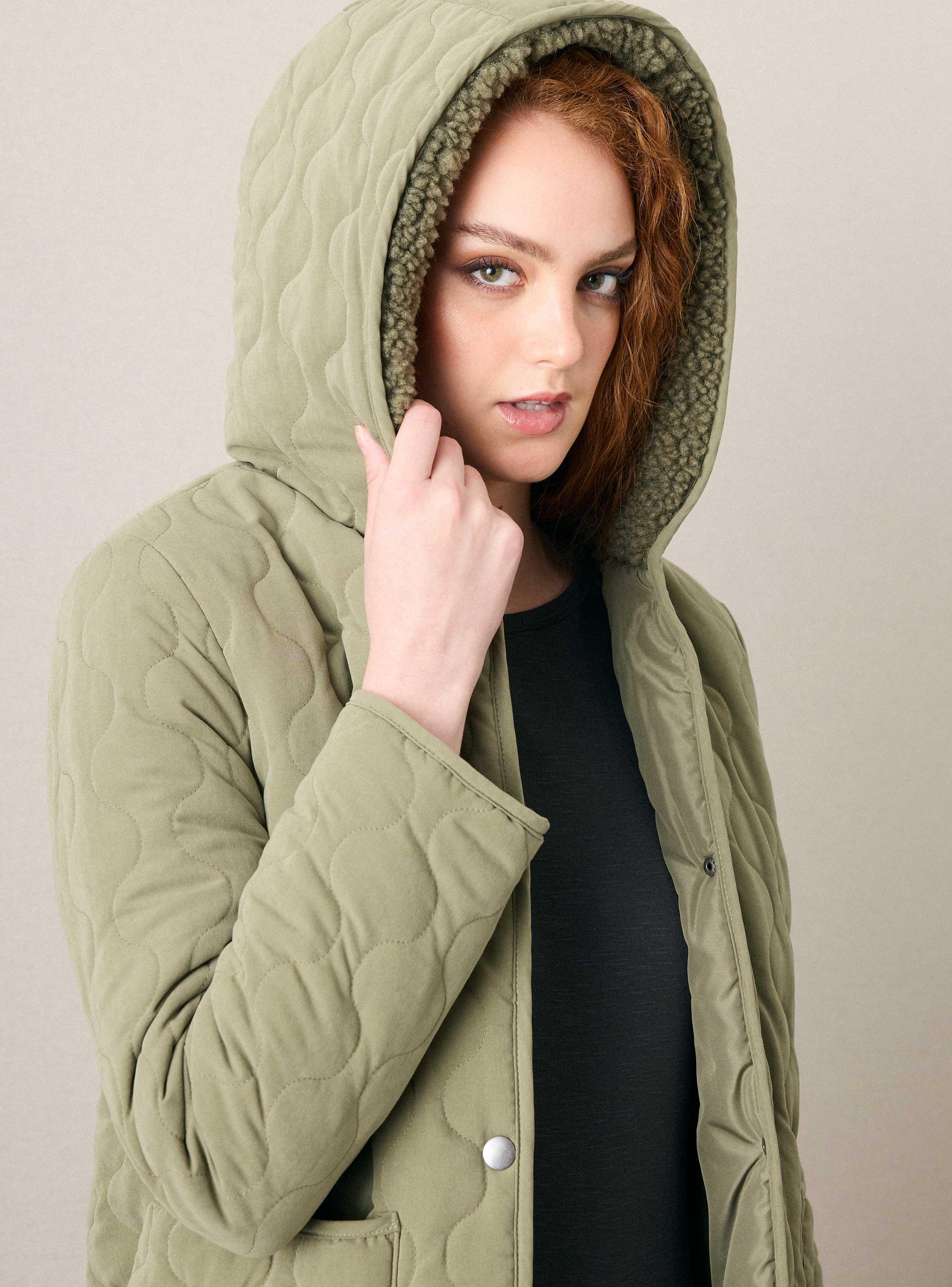 Parka Acolchada Liviana con Broches y Gorro-3