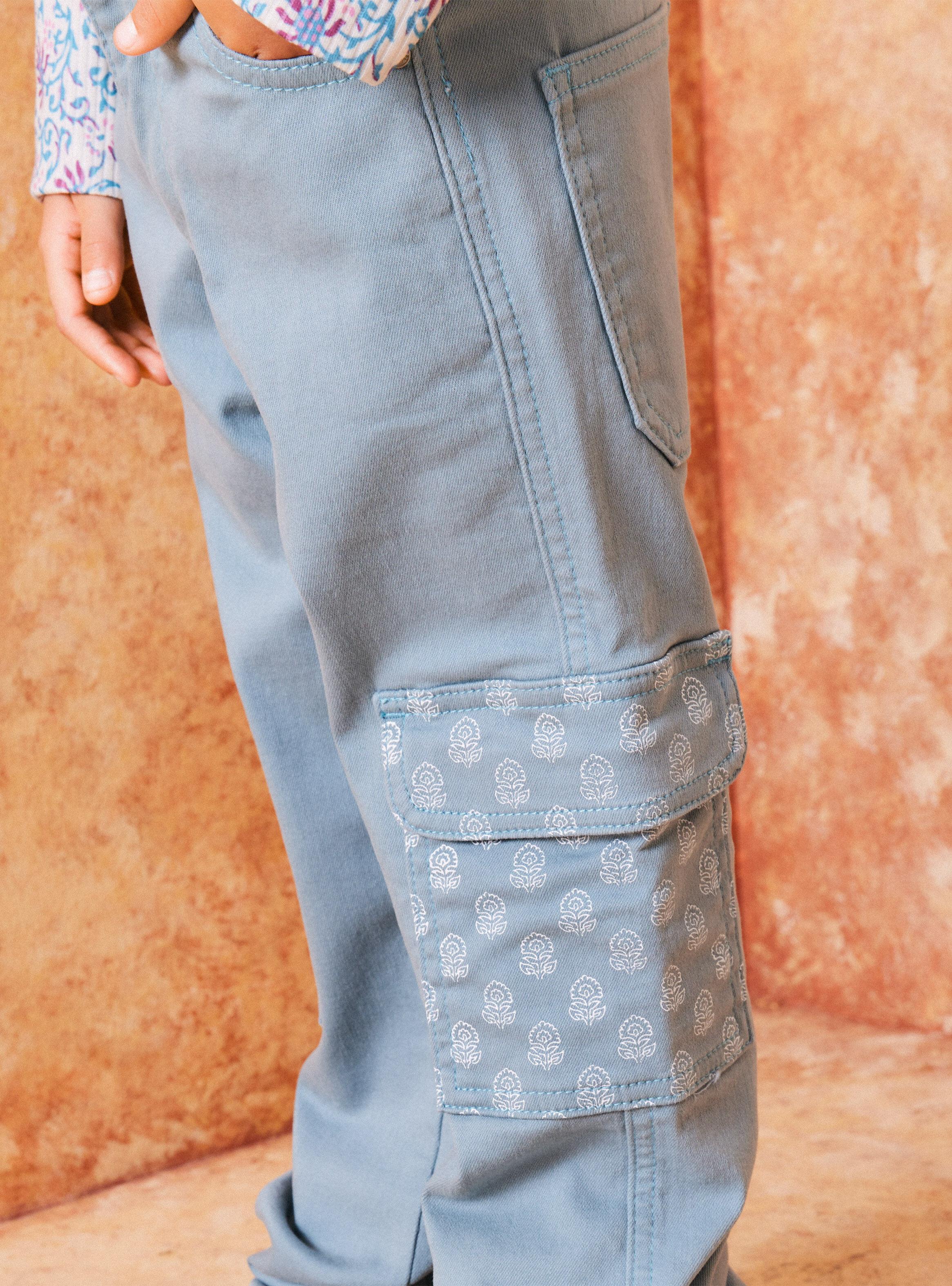 Pantalón Flare con Bolsillos Estampados-3