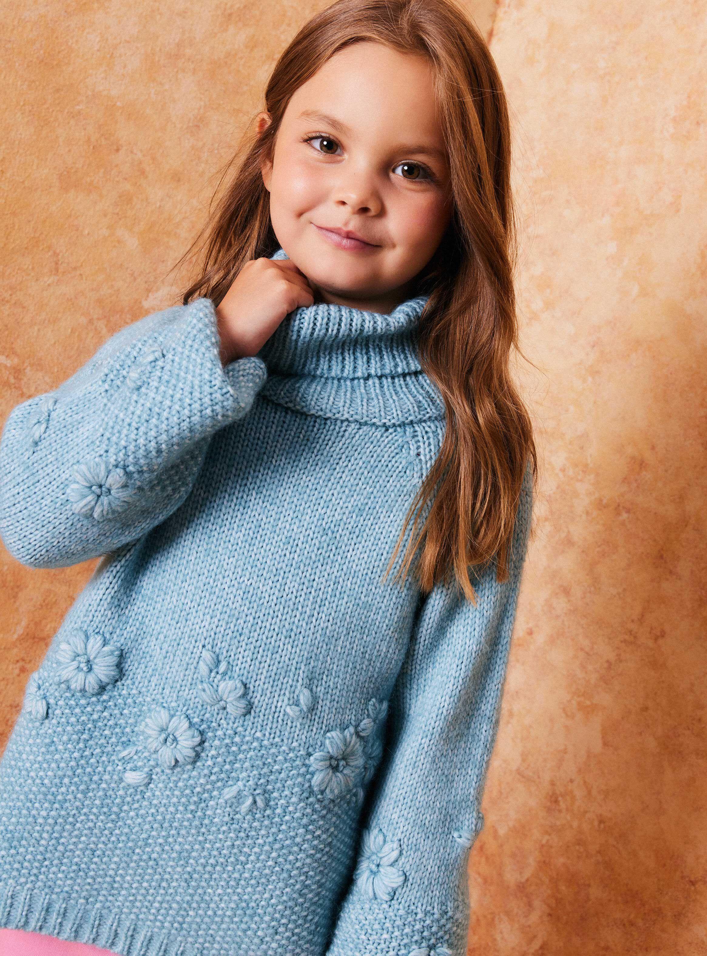 Sweater Cuello Alto con Flores Bordadas-4