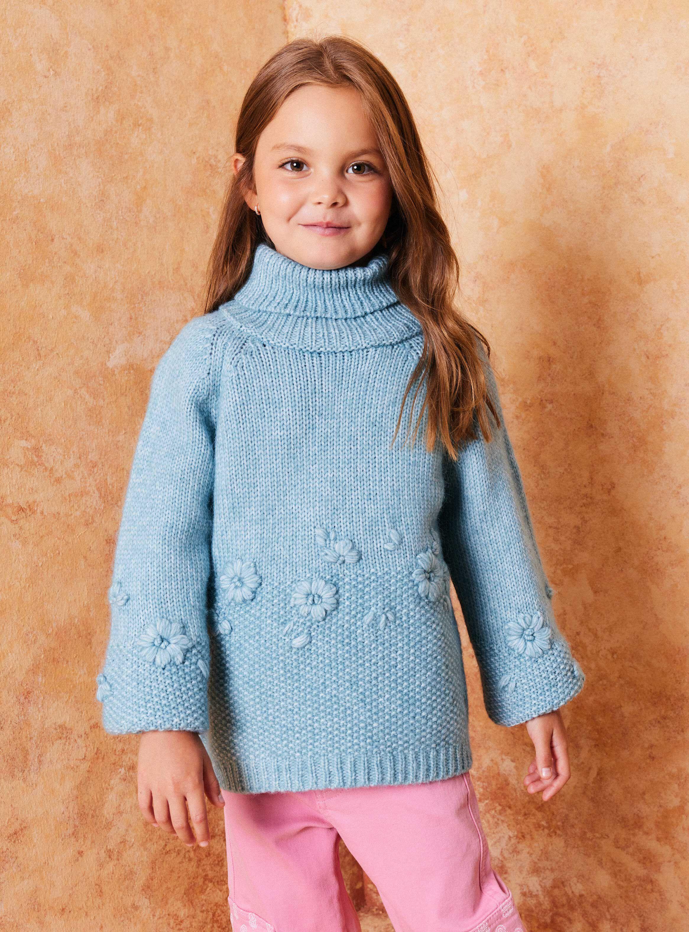 Sweater Cuello Alto con Flores Bordadas-3