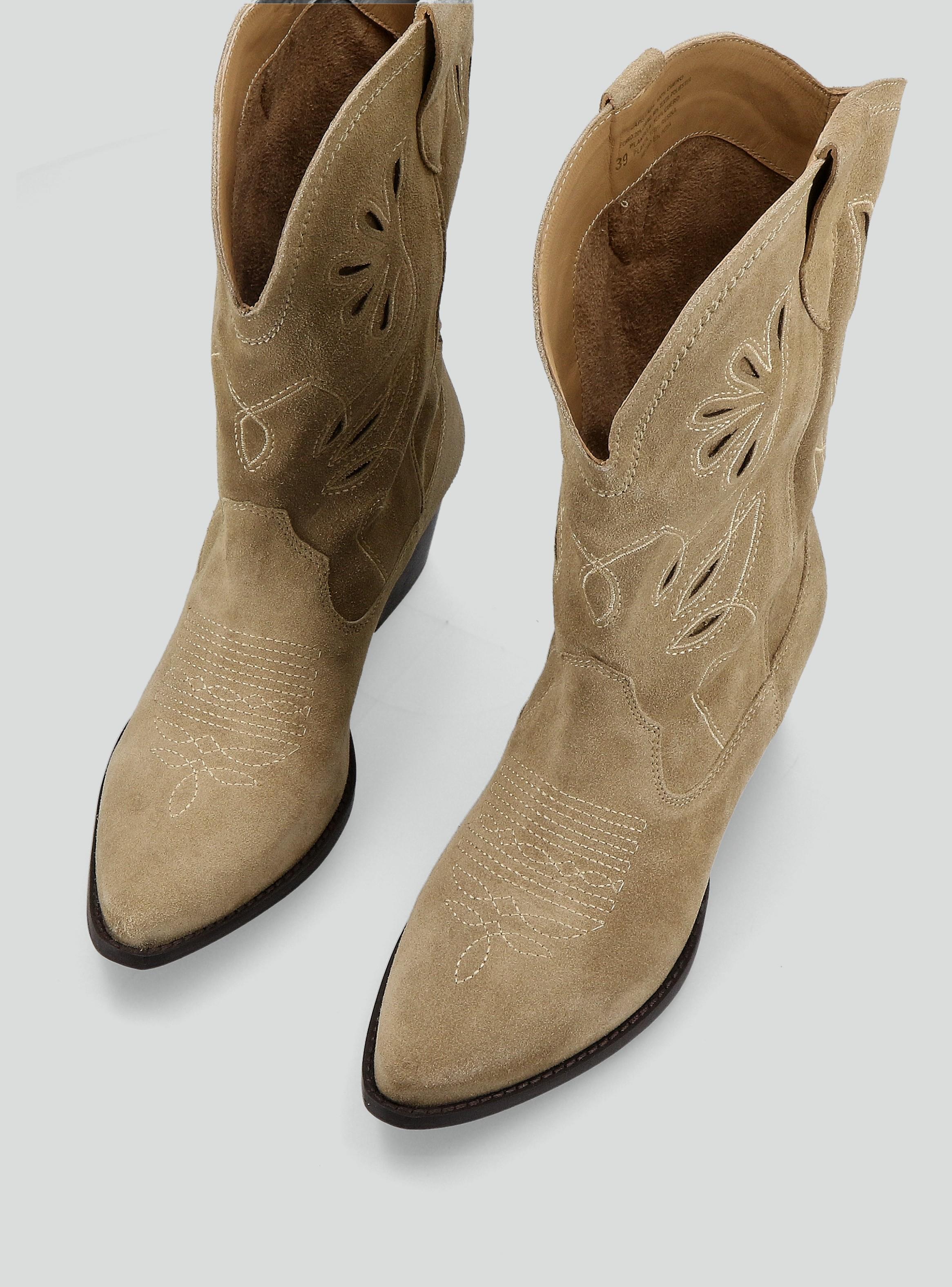 Bota de Gamuza con Calados y Bordados Mujer-2