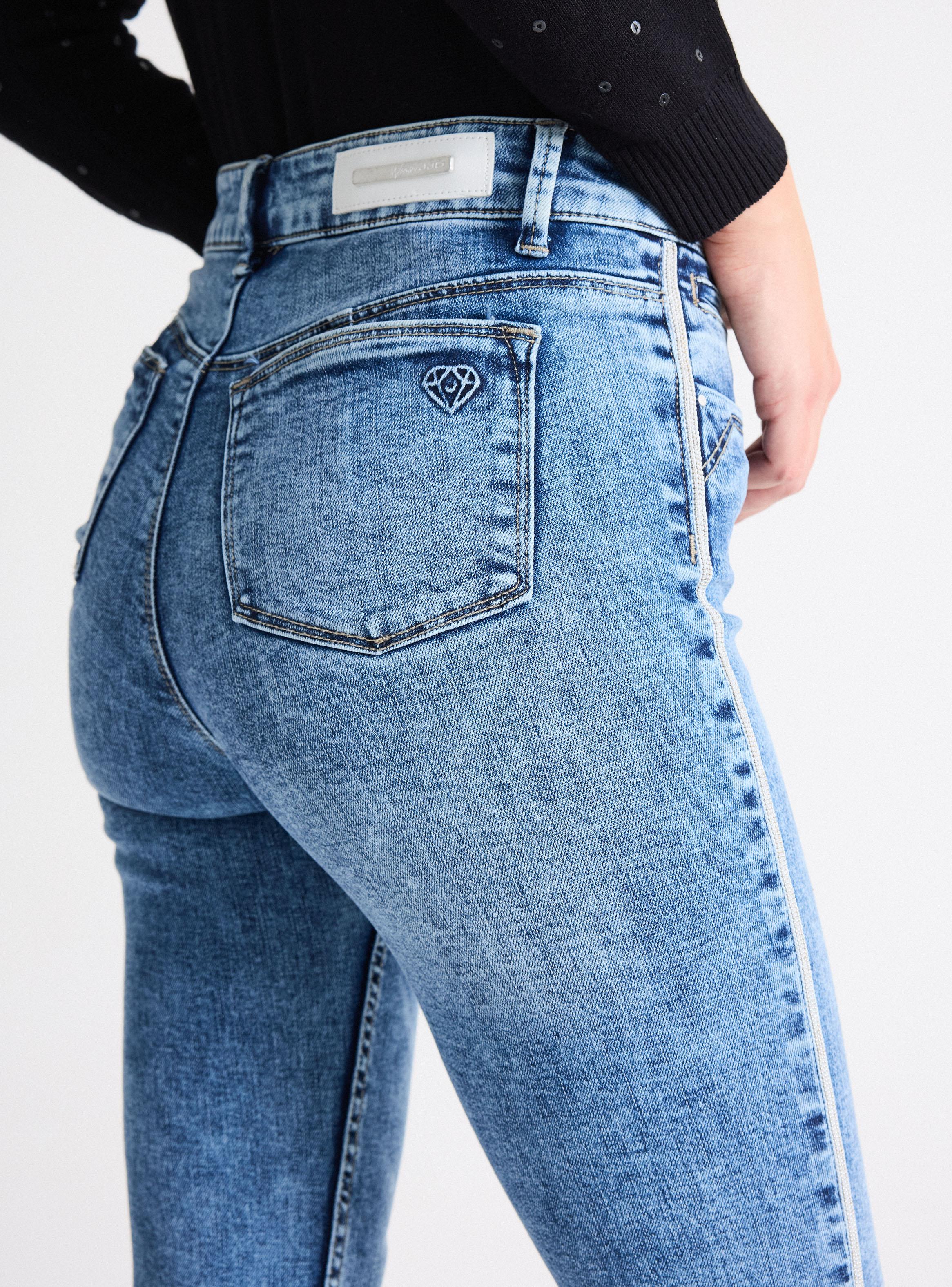 Jeans Push Up Invisible Aplicación Cadenas en Costado-3