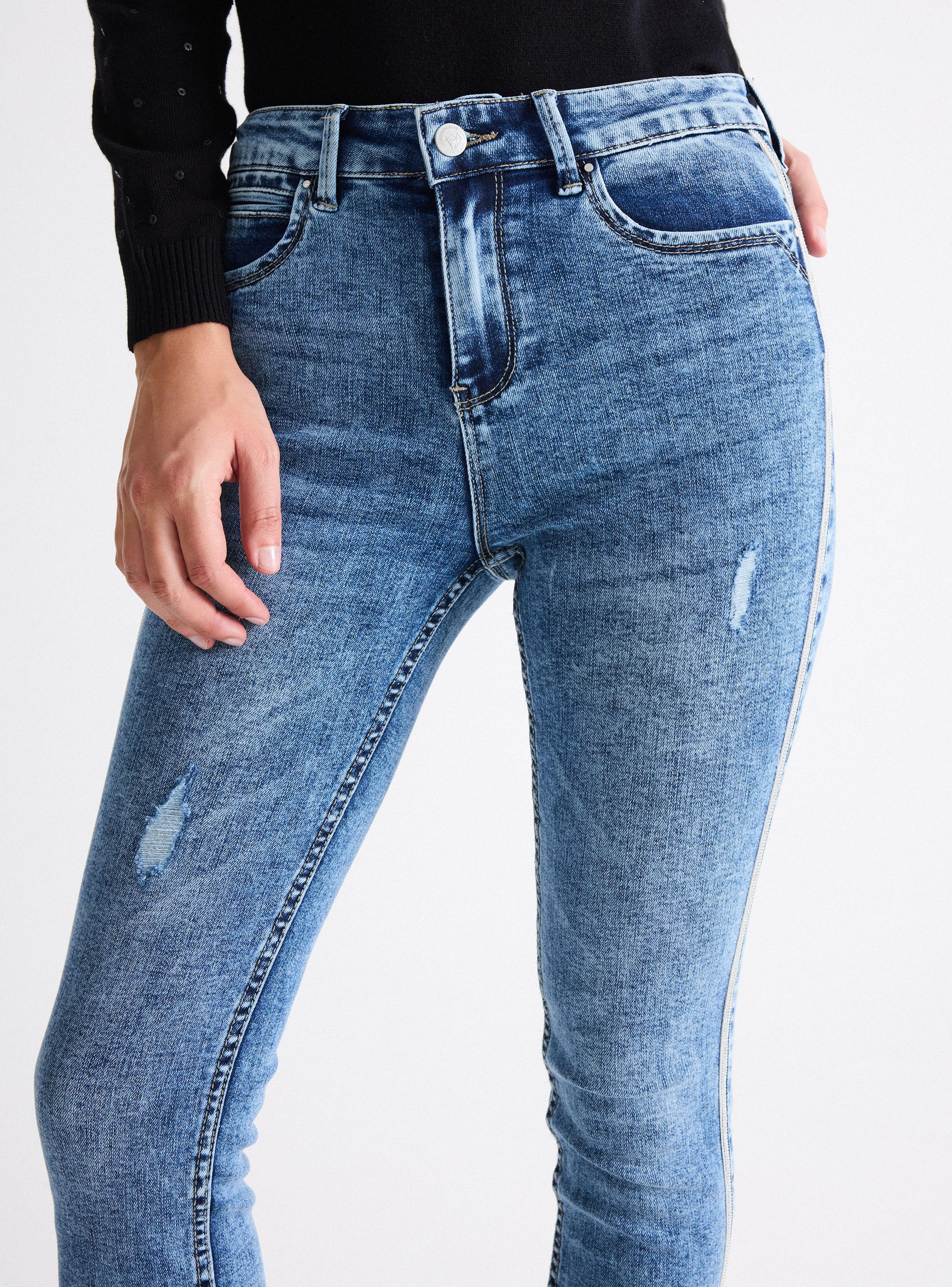 Jeans Push Up Invisible Aplicación Cadenas en Costado-2