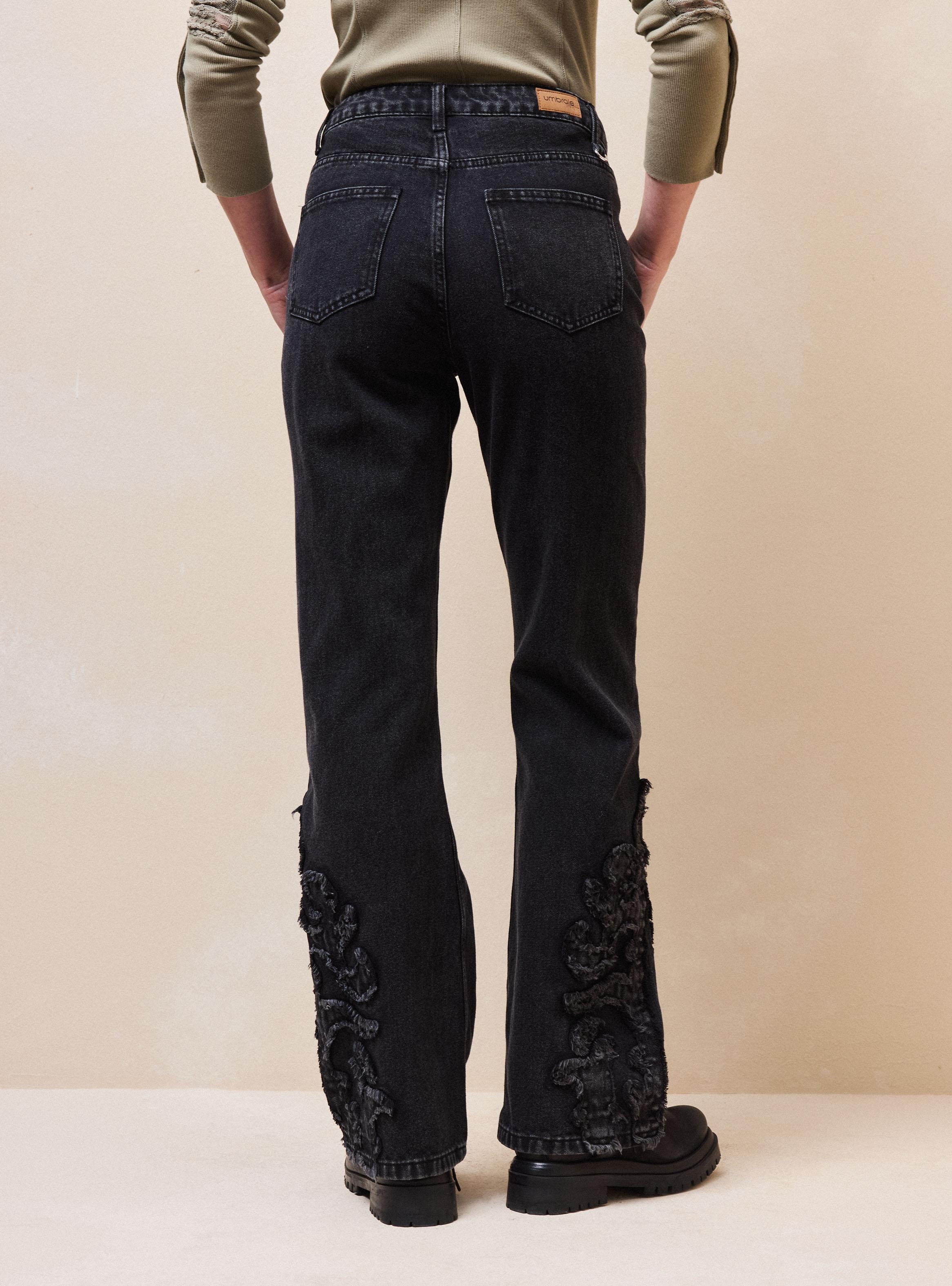 Jeans con Aplicación Desflecada en Botas-1