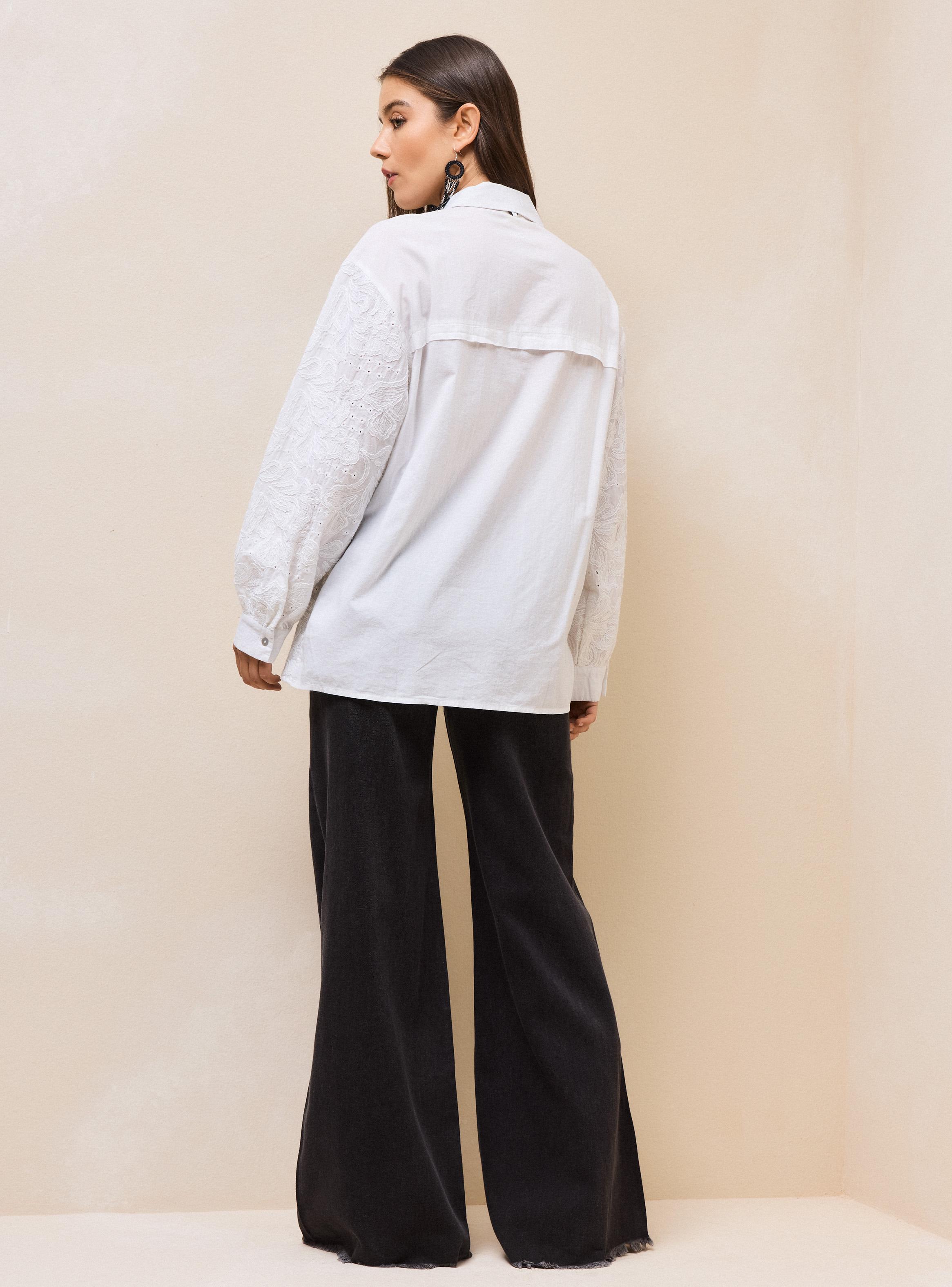 Blusa Tela con Aplicaciones-5
