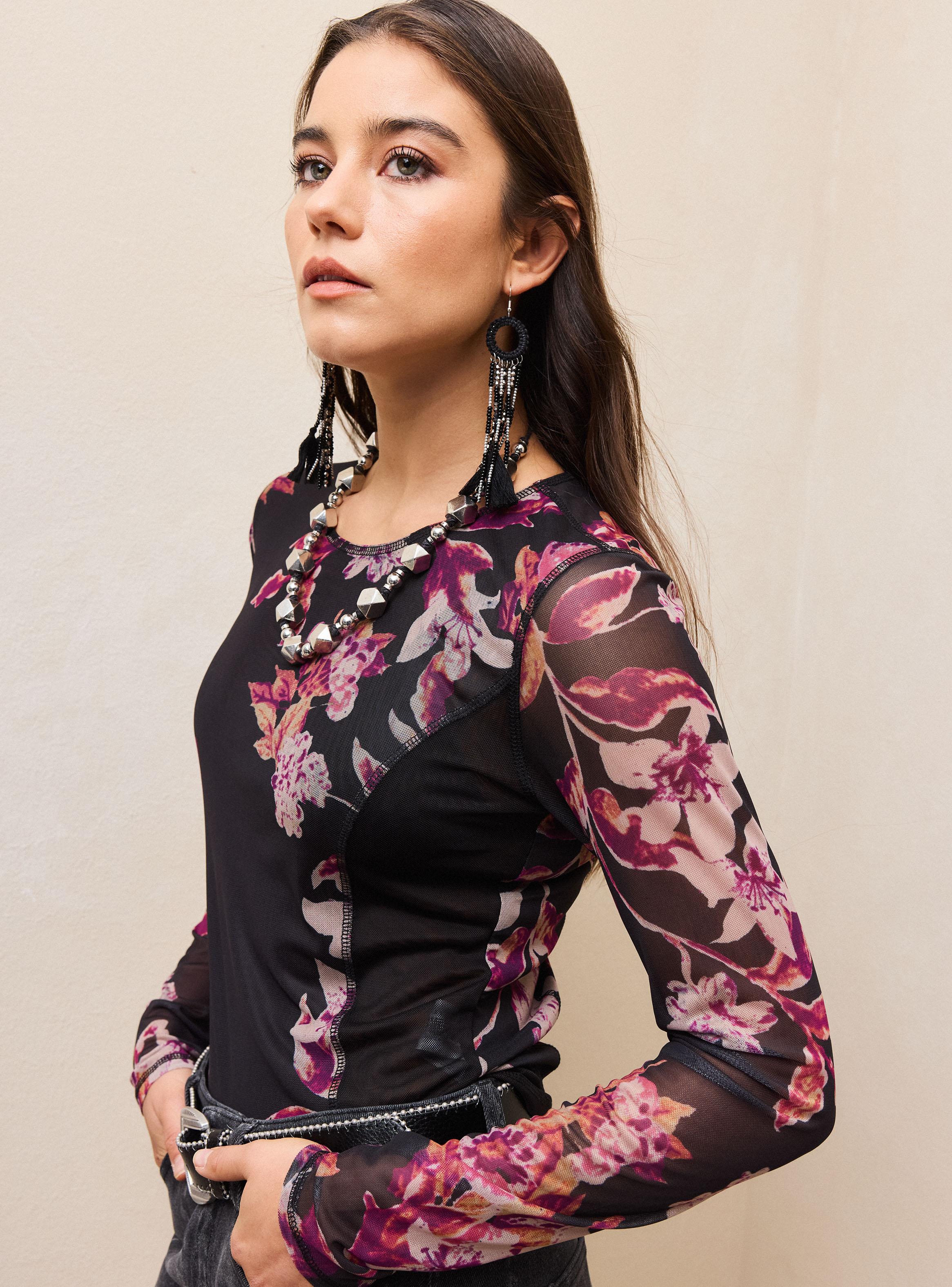 Polera Estampado y Cortes-3