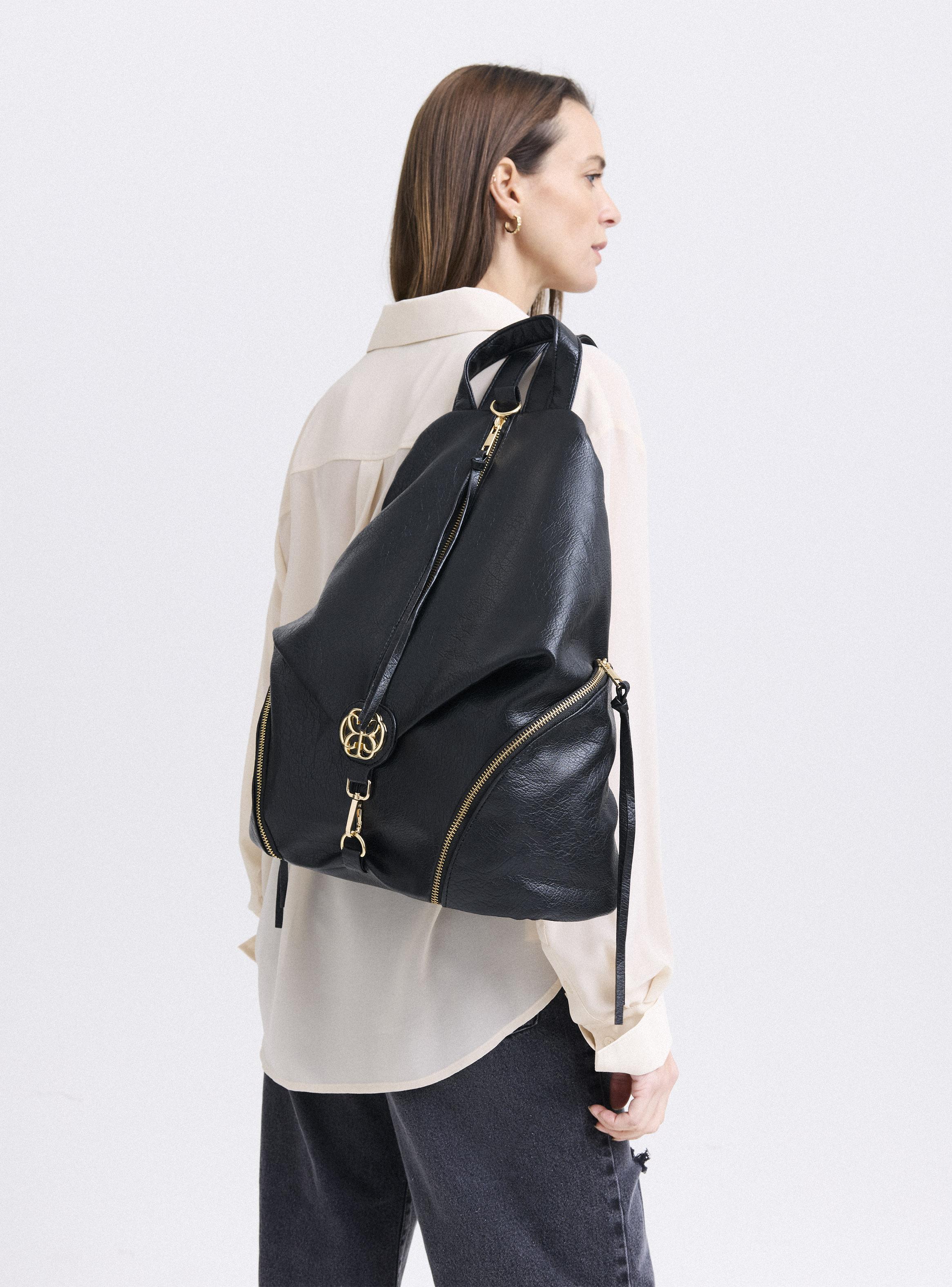 Mochila con Cierres y Logo Metal-6