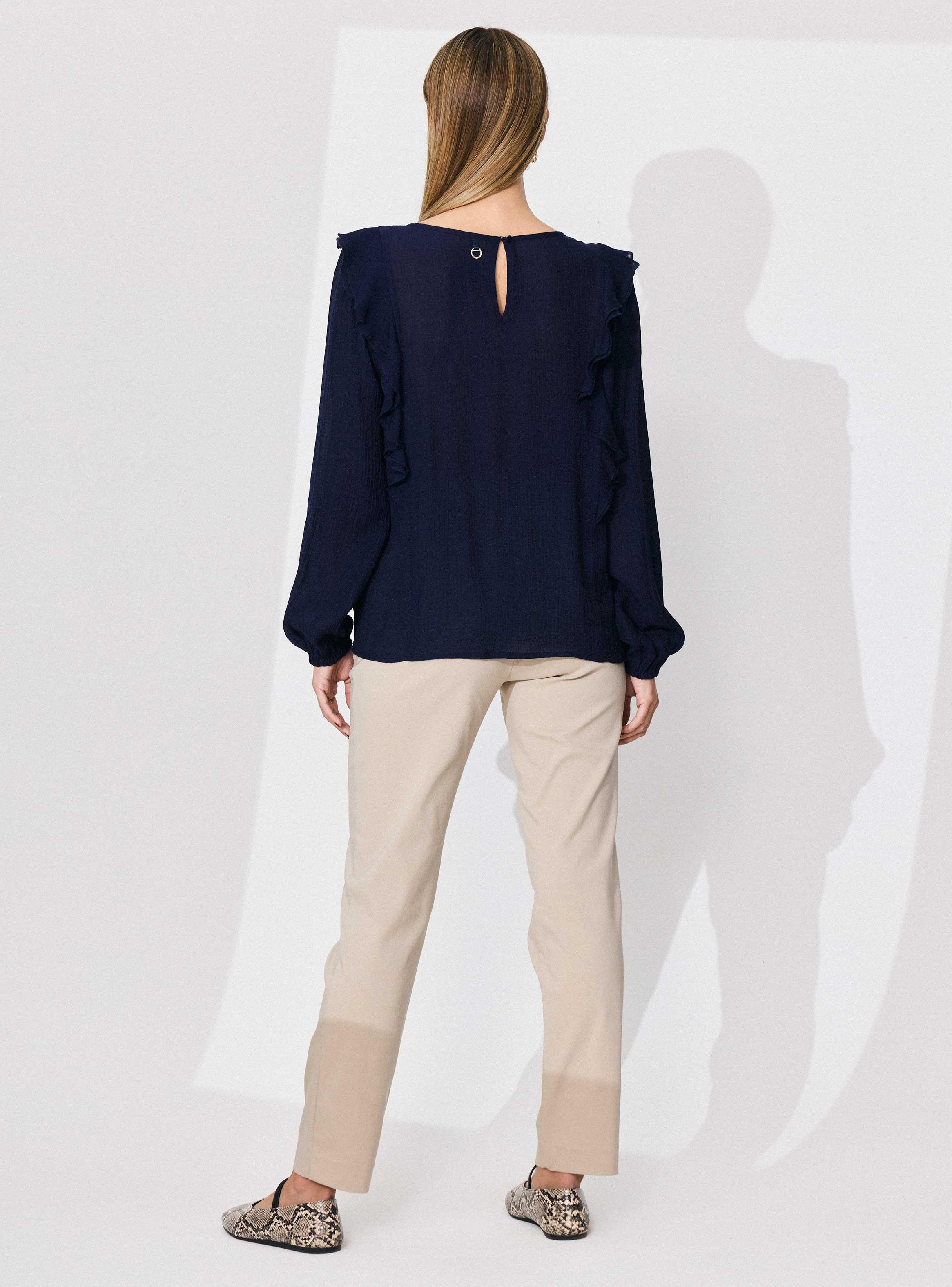 Blusa con Textura y Vuelos Frontales-5