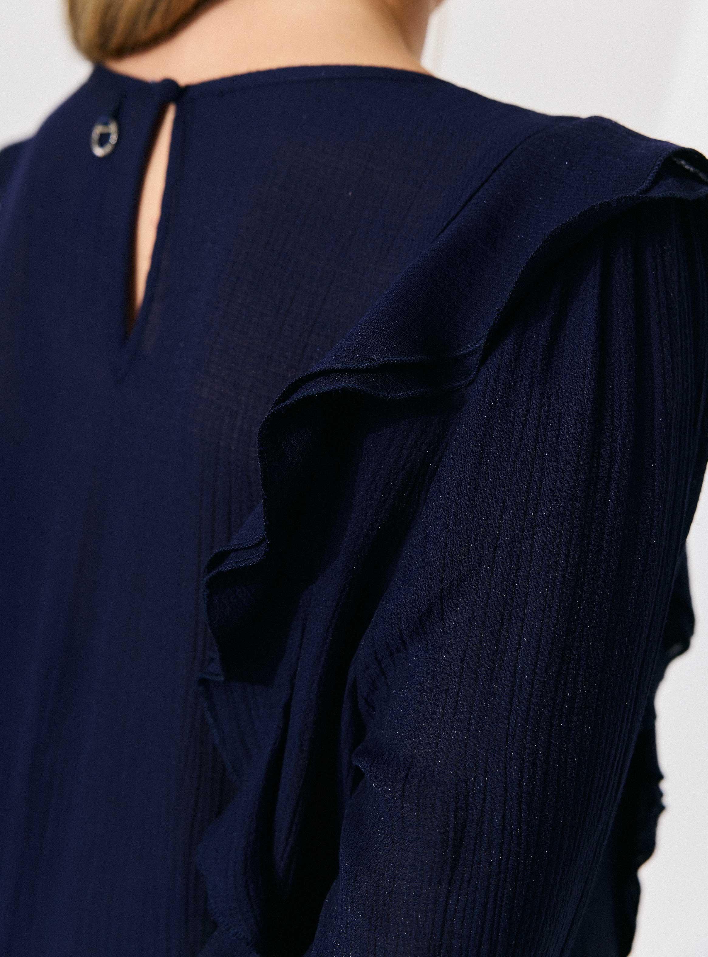 Blusa con Textura y Vuelos Frontales-3