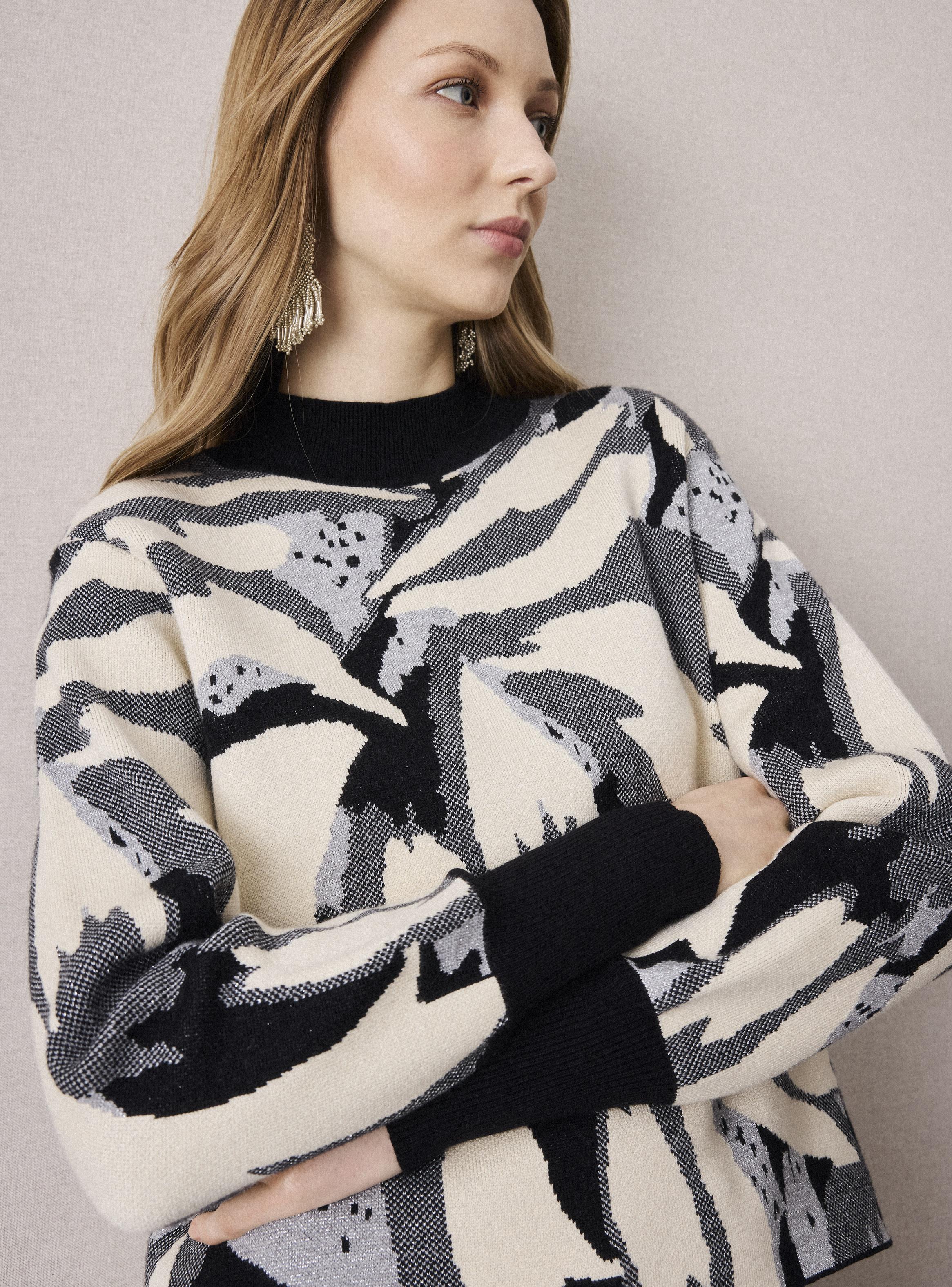 Sweater Cuello Alto con Diseño-3