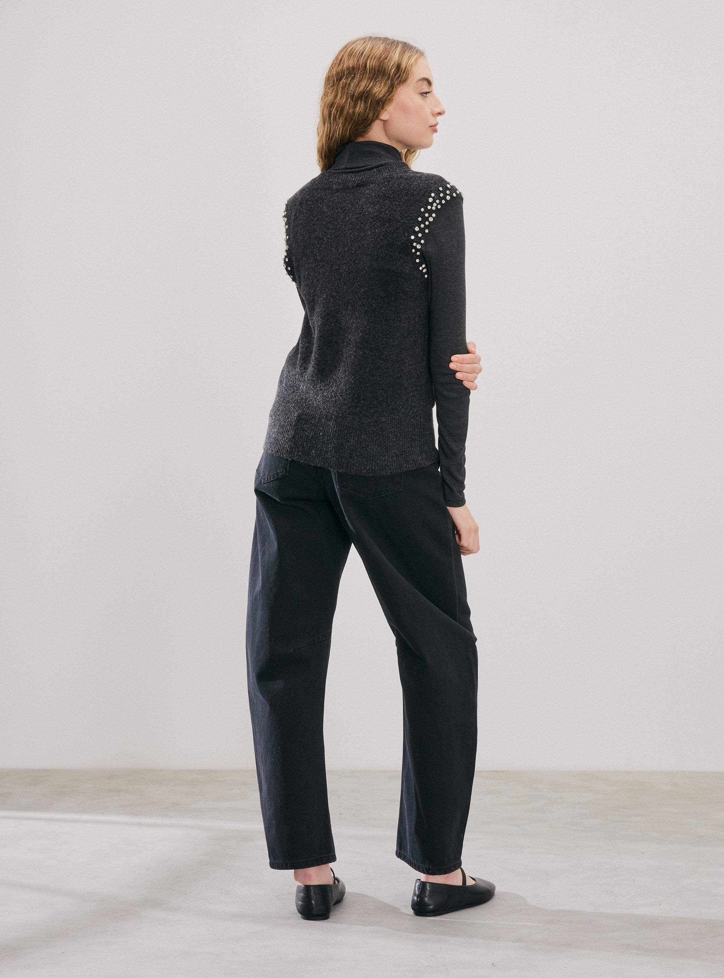 Sweater sin Mangas con Aplicación-5